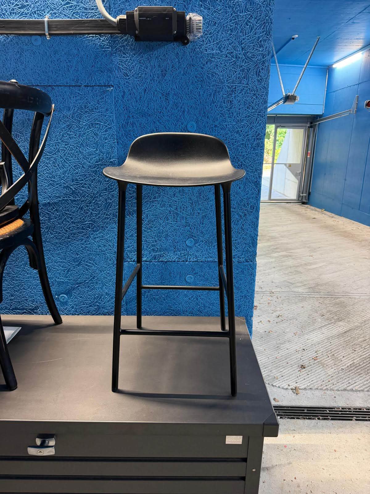 Tisch, Stühle, Barhocker Wir verschenken unseren Tisch (1mx2.2m). Er hat an einer Stelle grüne Flecken vom Eierfärben. Man könnte ihn aber sicher abschleifen und neu ölen. Dazu verschenken wir 6 Stühle. Bei