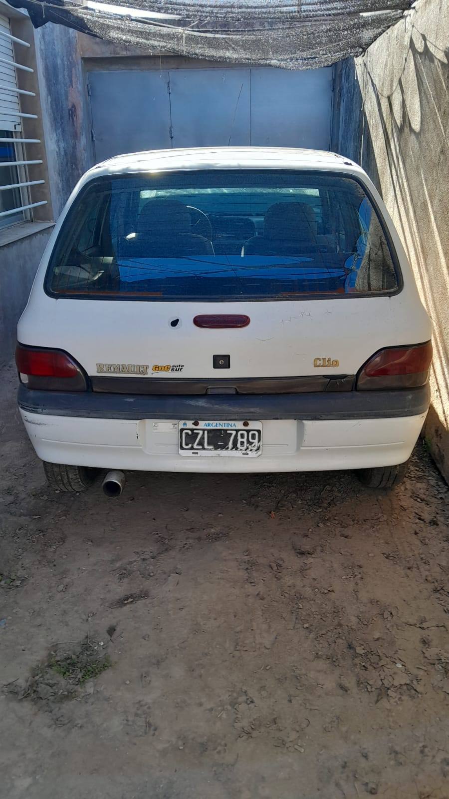 Vendo Clio modelo 99 en excelente estado.