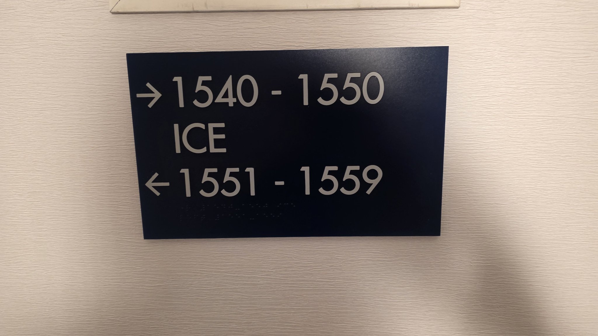 m*m様 ICEx インストール　サインパネル Following signs for ice