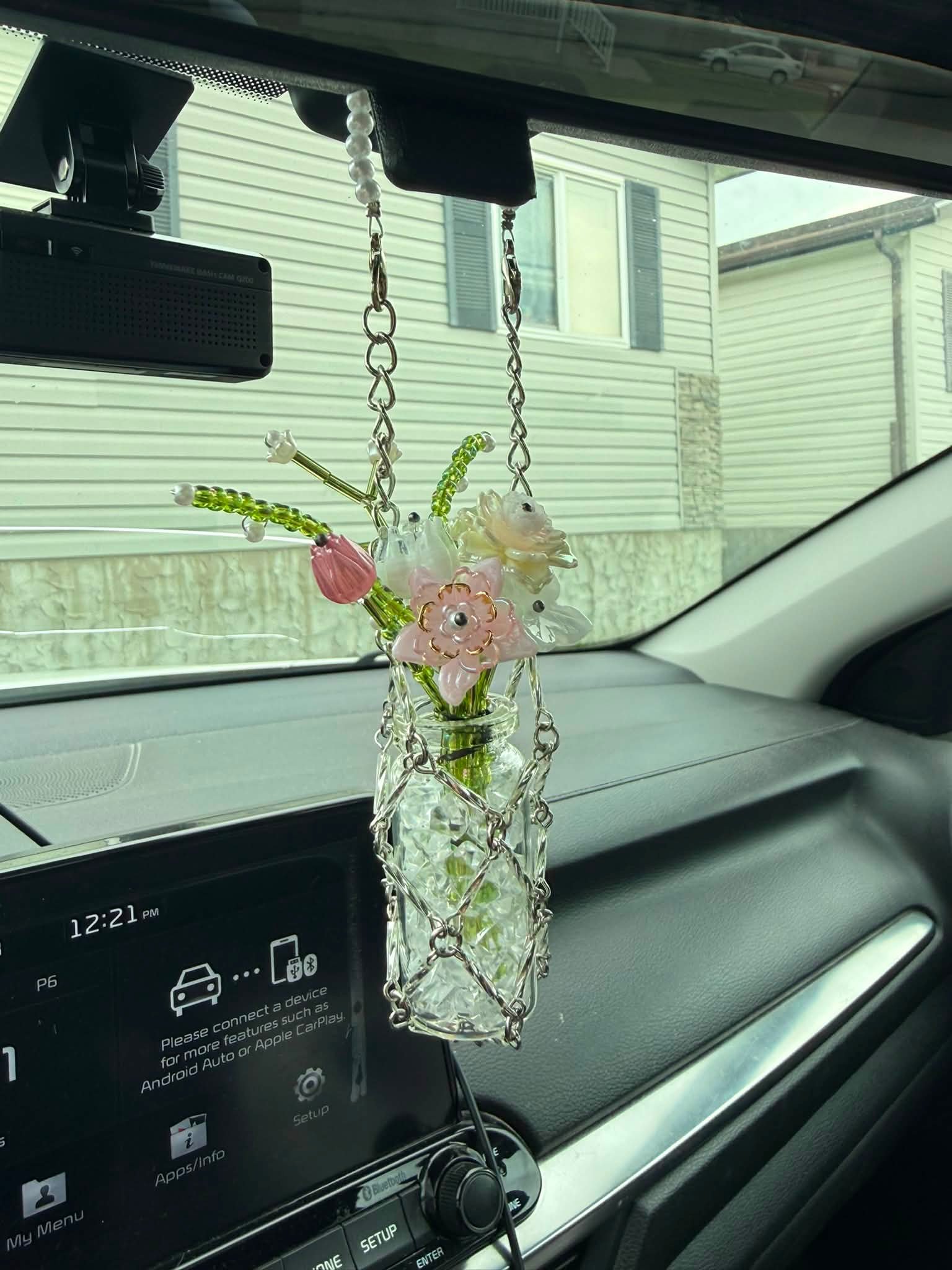 Made some cute car hangers for my mini vase flowers. 🥰🌸