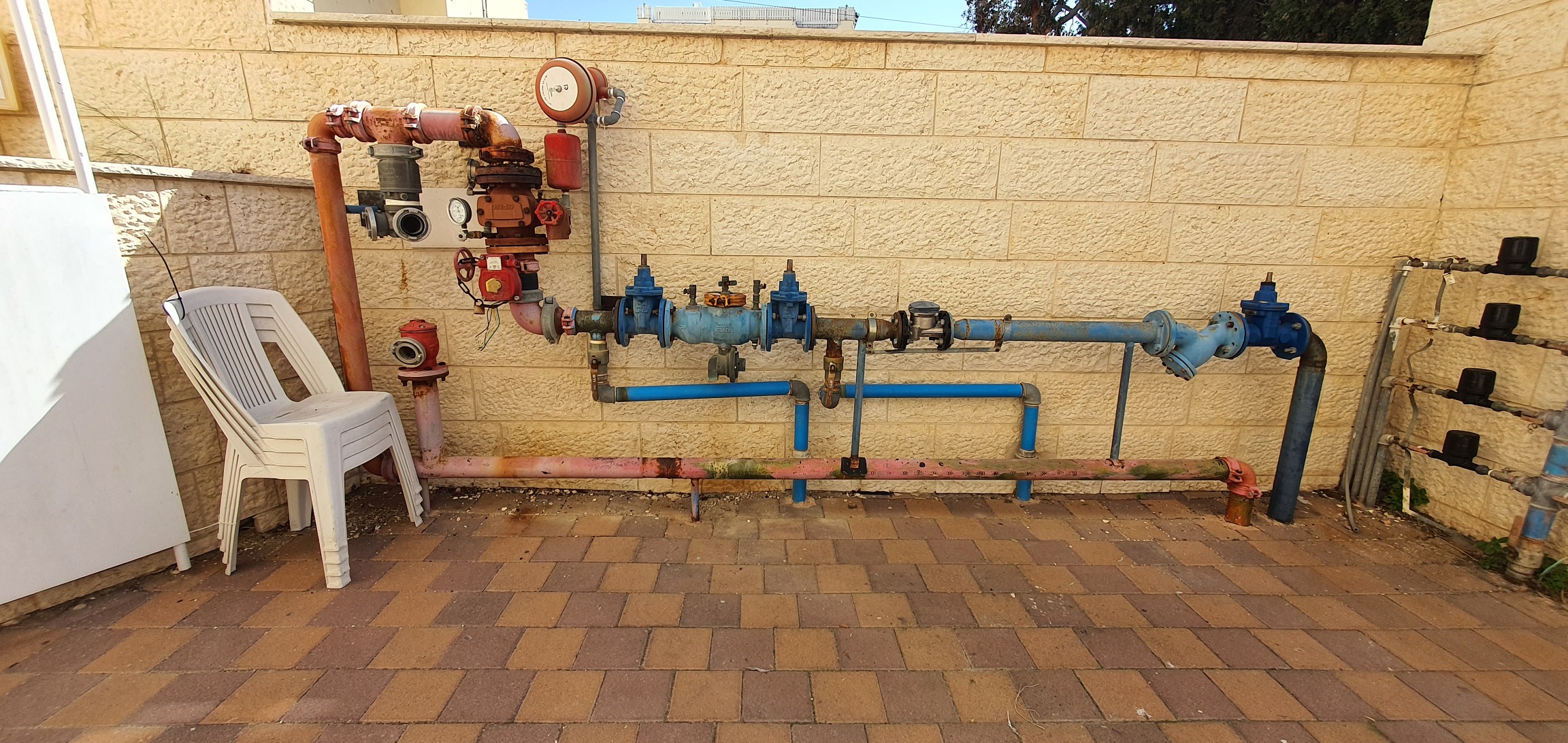 שלום.בבינין שלי יש גמל של מערכת כיבוי אש בחניון. | Facebook