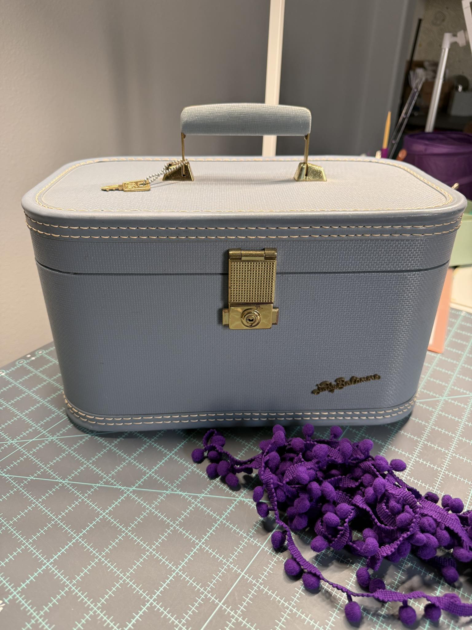 Green lady, Baltimore, vintage, train case great shape.