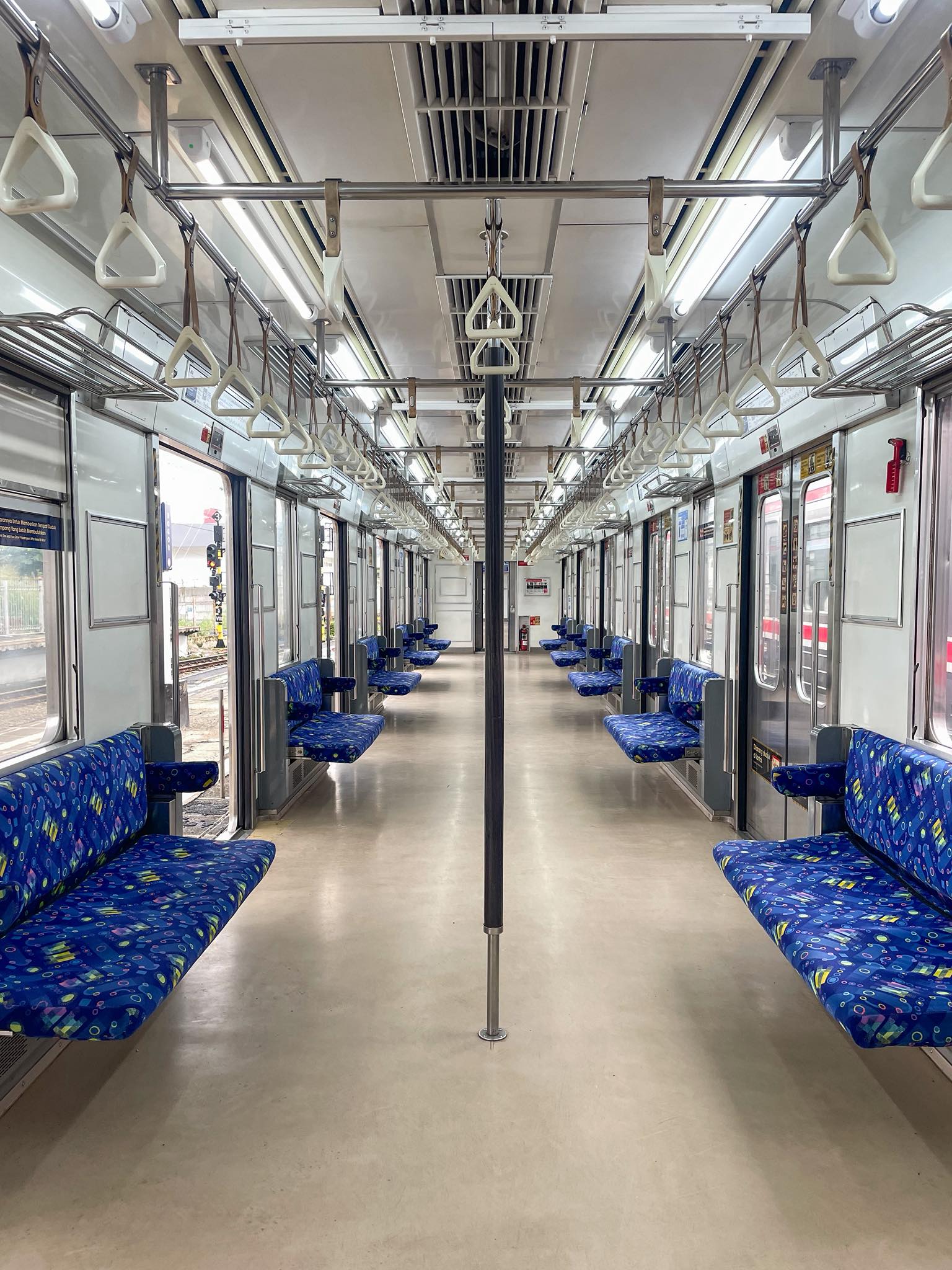 Isroi - Kabarnya gerbong KRL ini paling dihindari dan tidak disukai ...