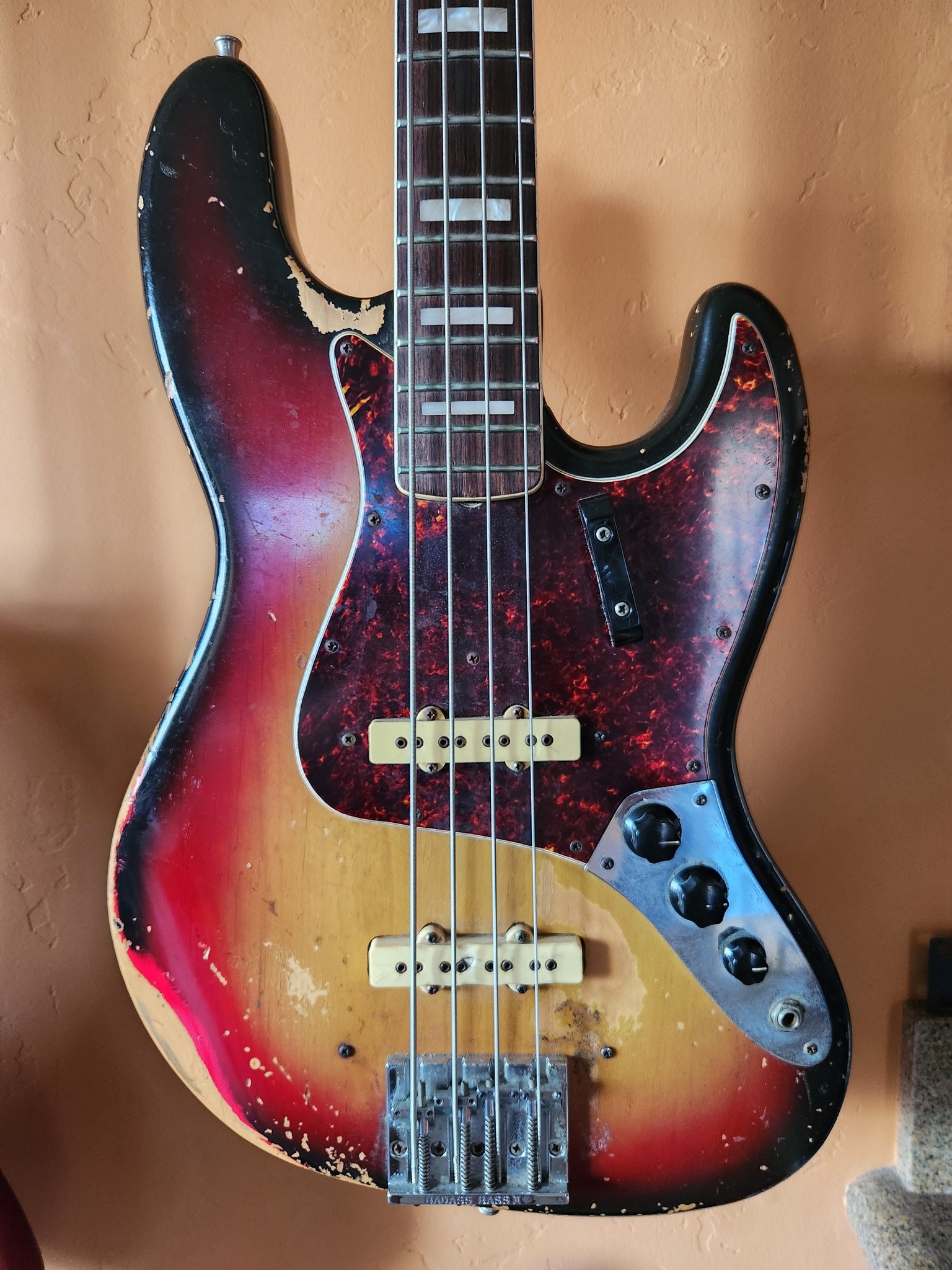 Hi guys here is mine Fender Traditional II '70 Jazz Bass FSR Japan