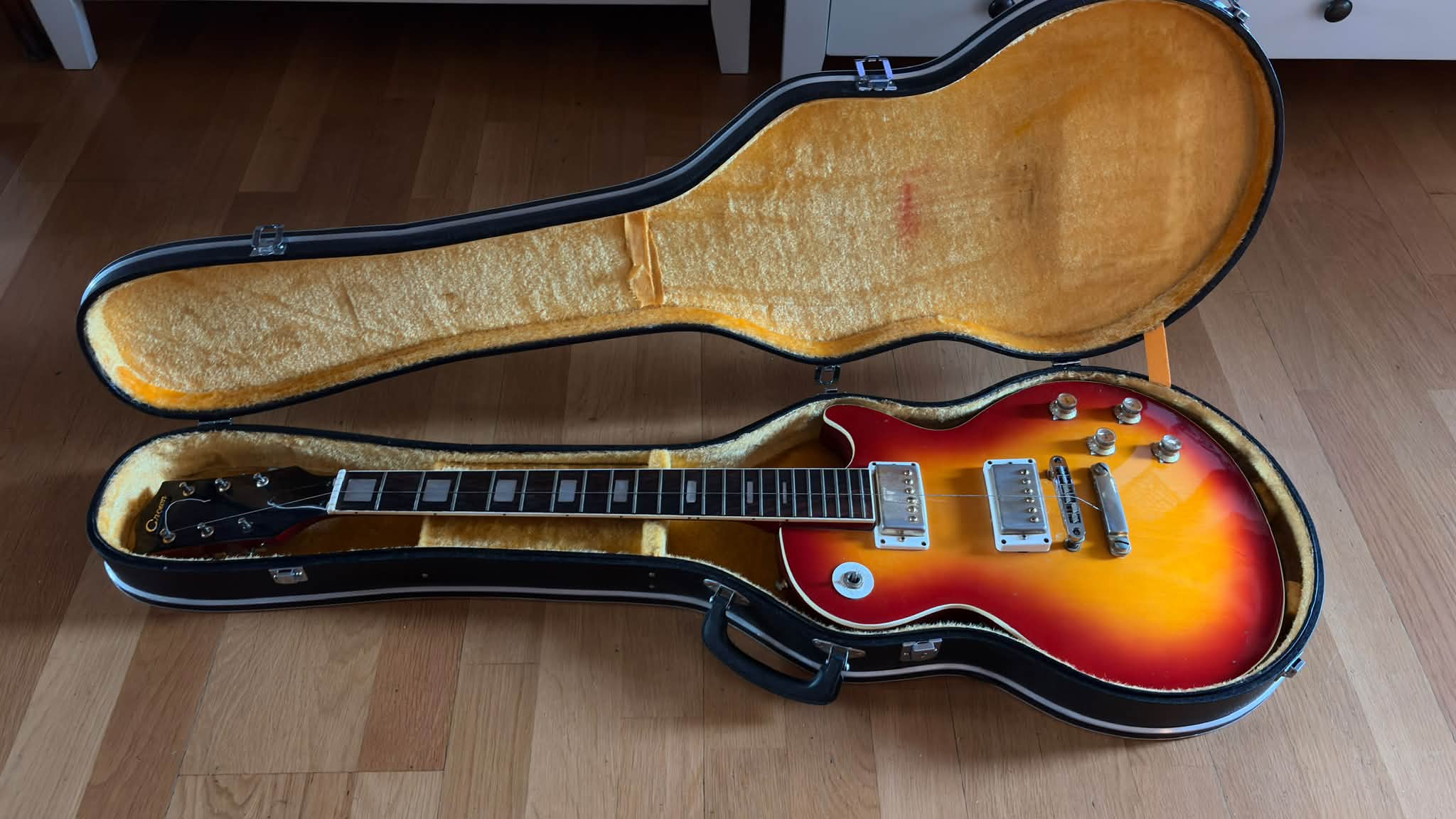 東海楽器のCat's Eyes CE-1200（1975）です。 当時、東海楽器は