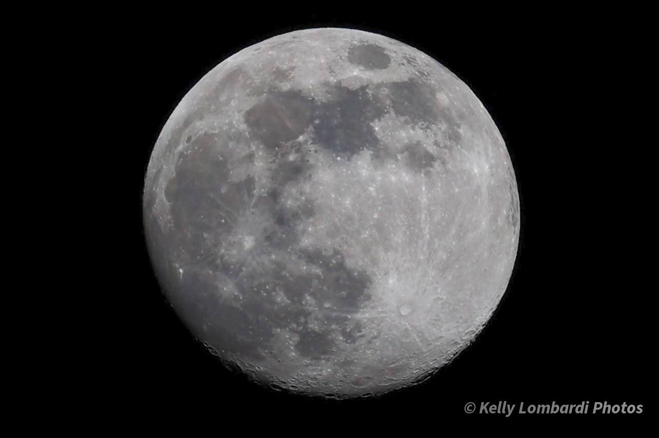 My 1st moon picture of 2026 and it is almost full! 1/1/26