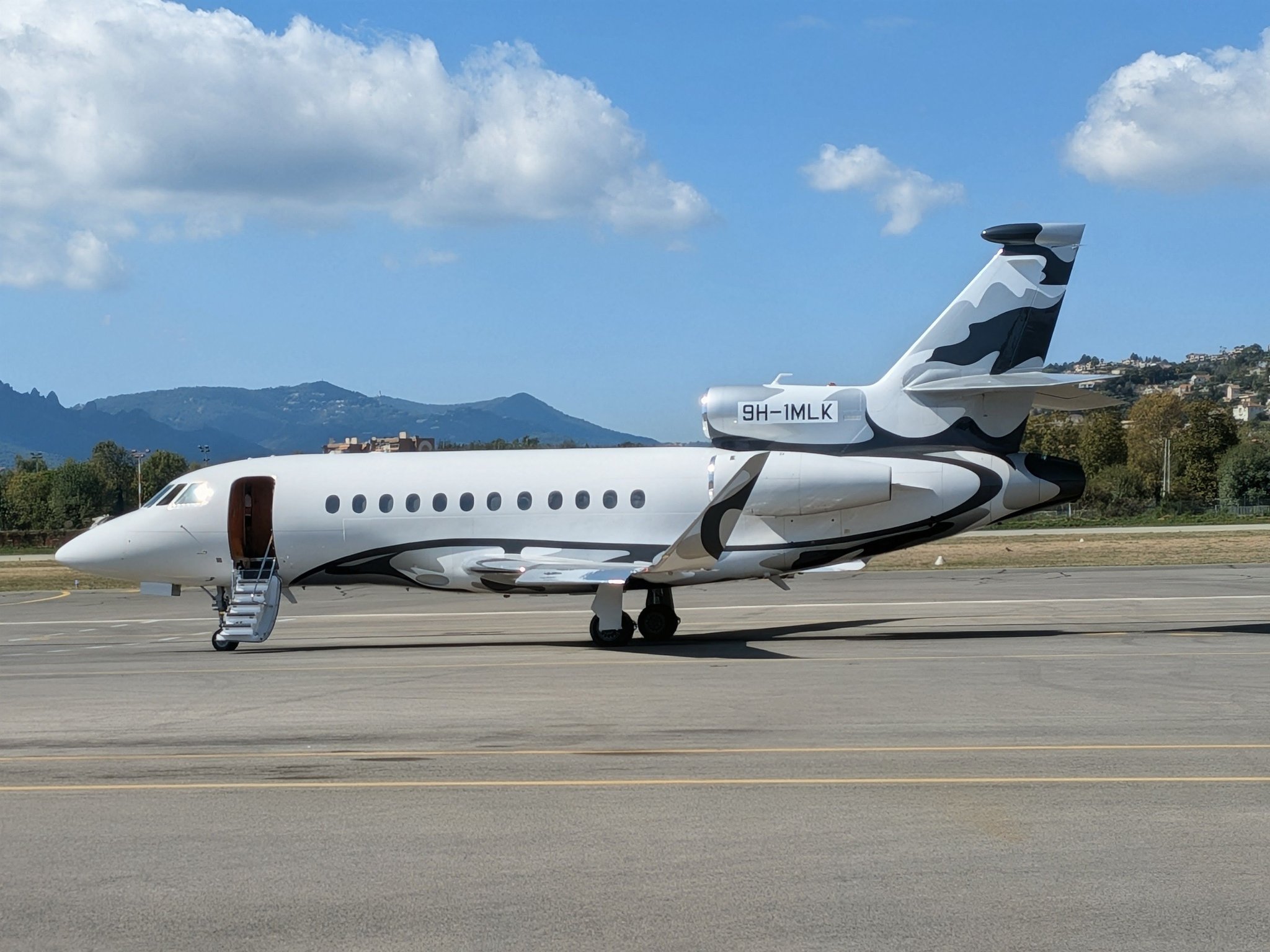 Bombardier BD-700-1A10 Global 6000 (N552YM) at Daniel K. Inouye
