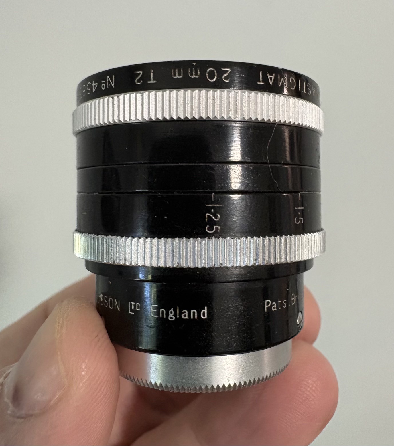 Does the Taylor Hobson Cooke Ivotal 2 inch f1.4 C-Mount lens cover