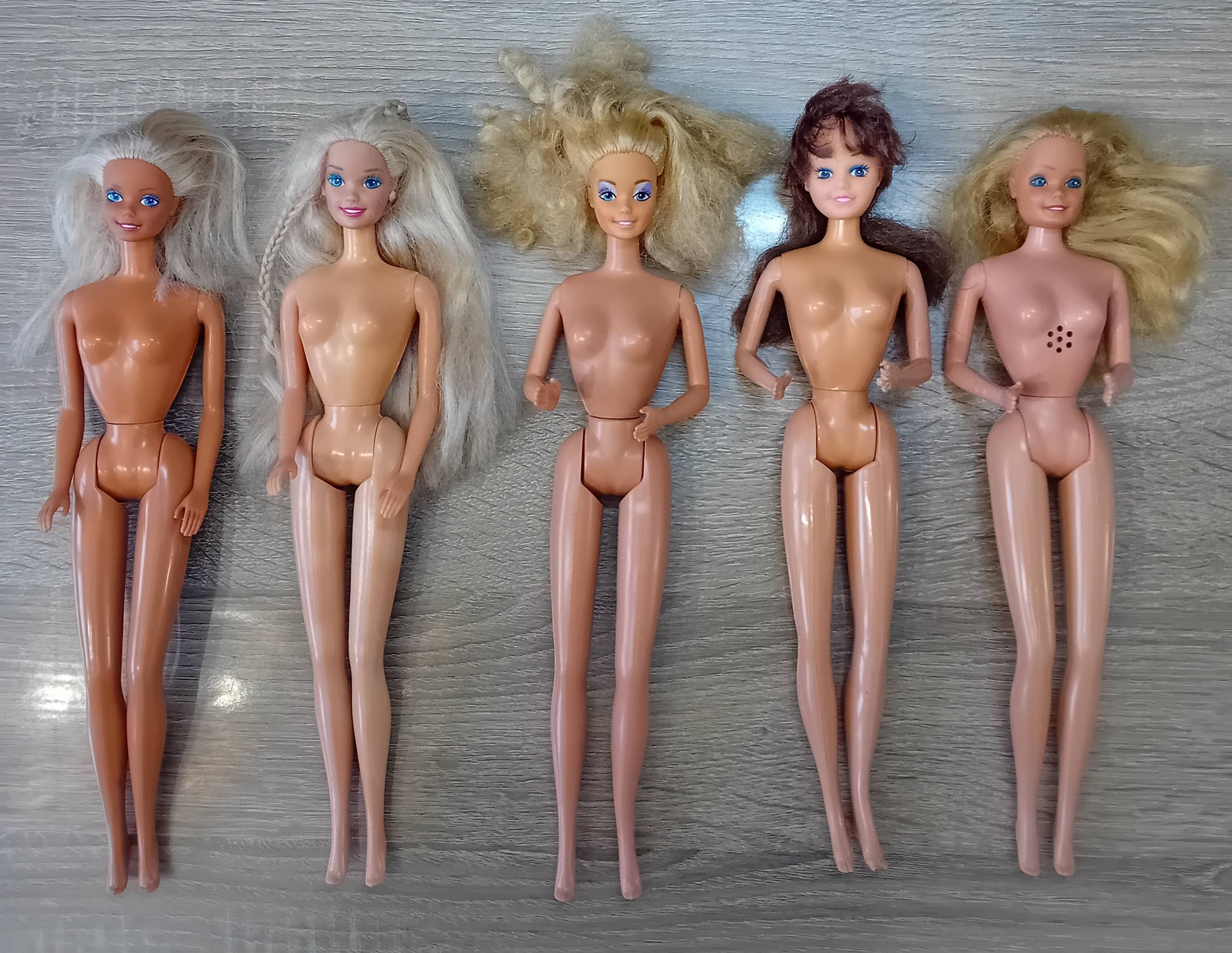 36 Cintres Pour Vêtements De Poupée – Barbie, Ken, Sindy – Rose Ou Gris – Modèles Floraux Et Cœurs