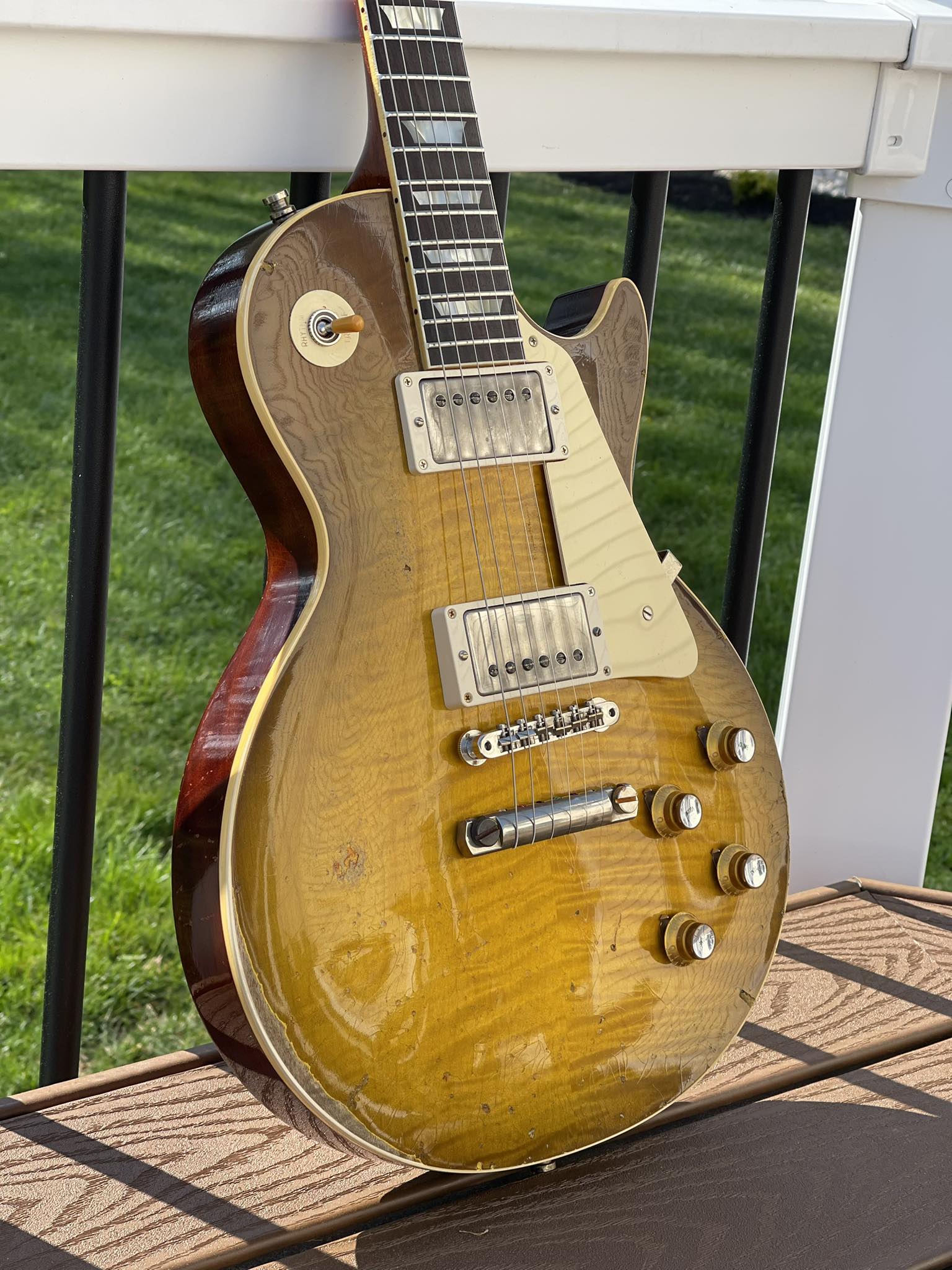 Does Gibson sell R7 guitars with greenish gold top finish and
