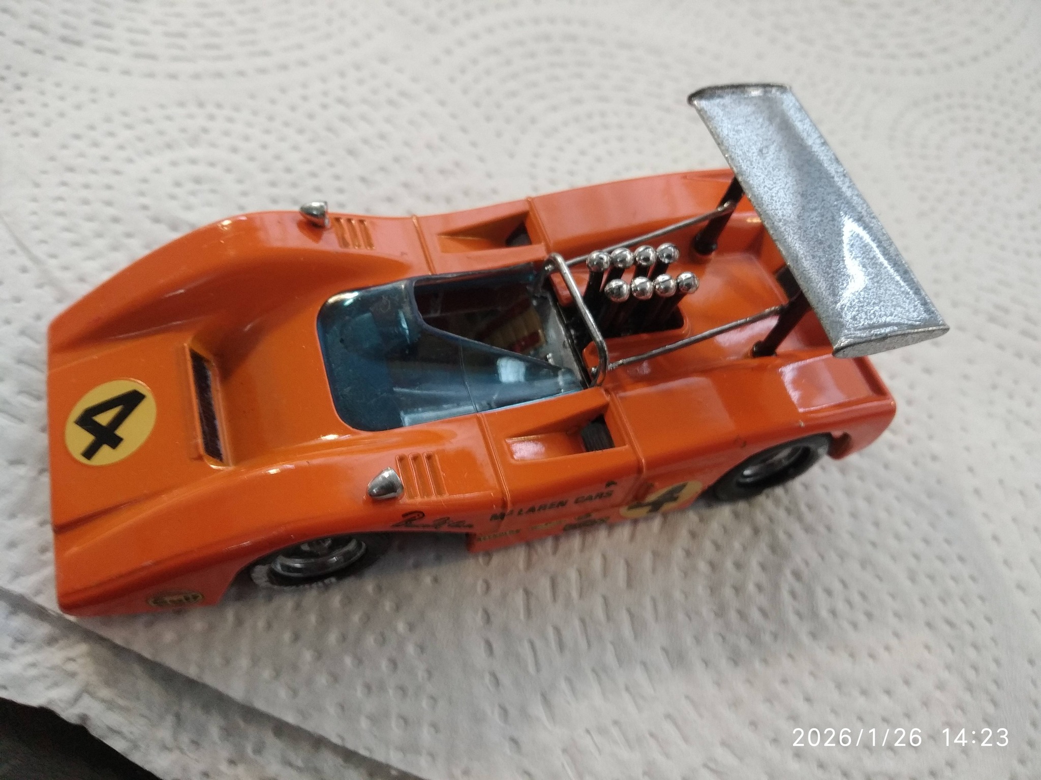 What is the brand of this 1/24 scale McLaren M8B kit?