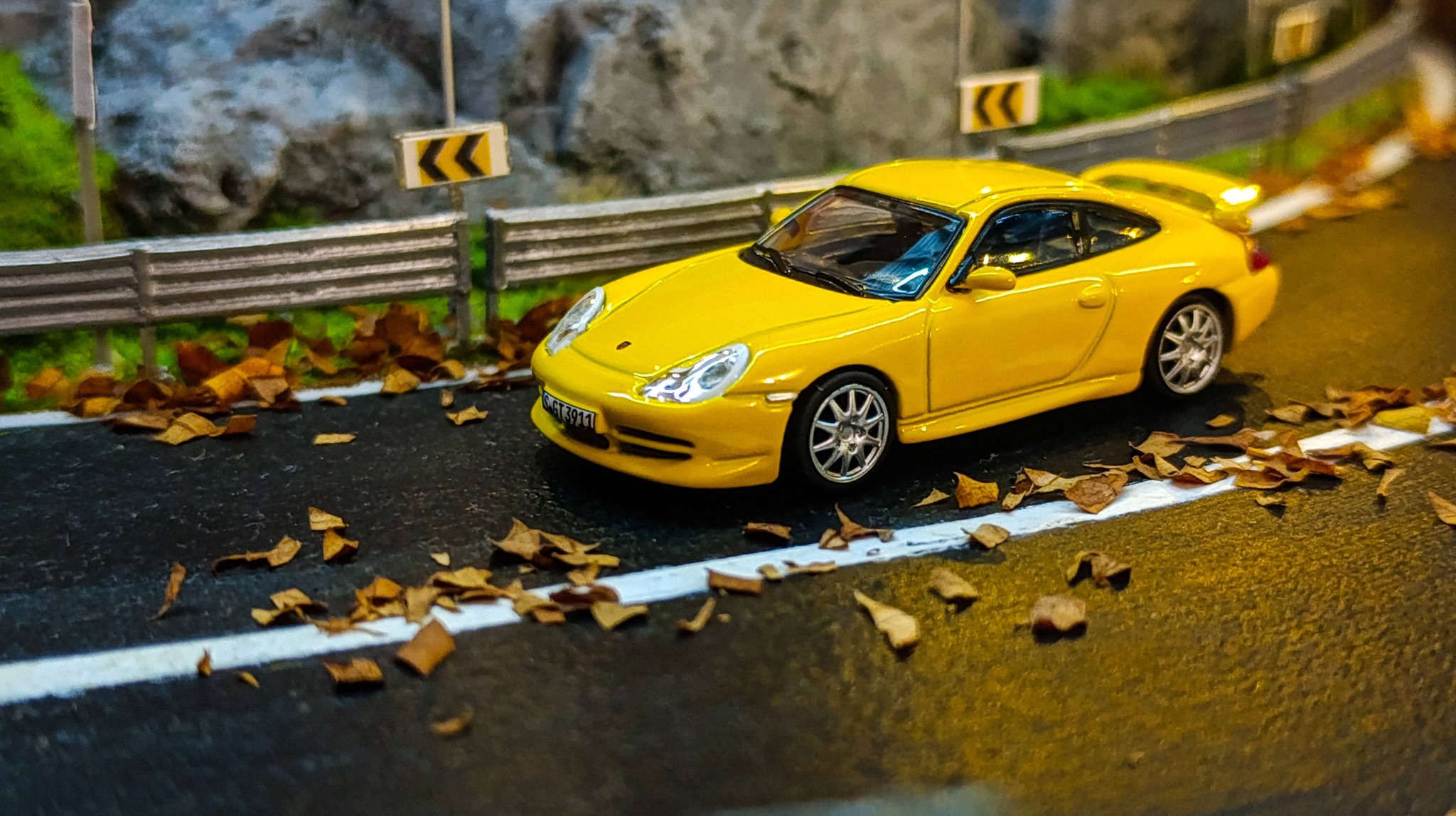 SNEAK PREVIEW - Pit Garage Diorama with Porsche 911 GT3R