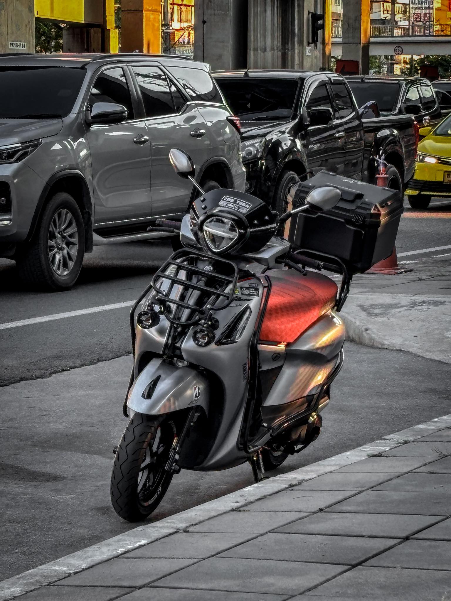 สีใหม่มา สีเก่าได้แต่ยืนมองครับ 😬🛵