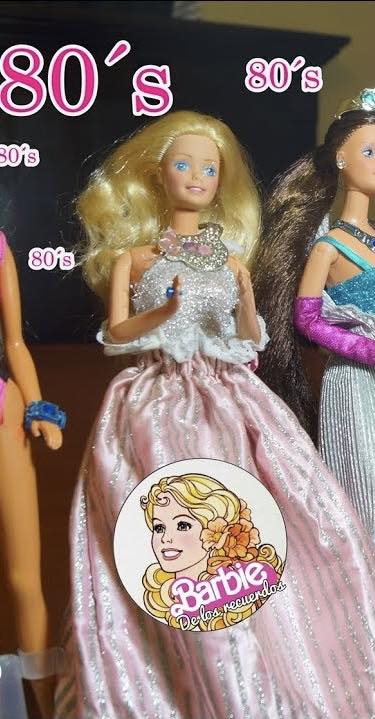 Barbie Poupée Cheveux Blonds Lisses – Robe Rose Asymétrique Amovible Logo Imprimé – Chaussures Incluses – Dès 3 Ans