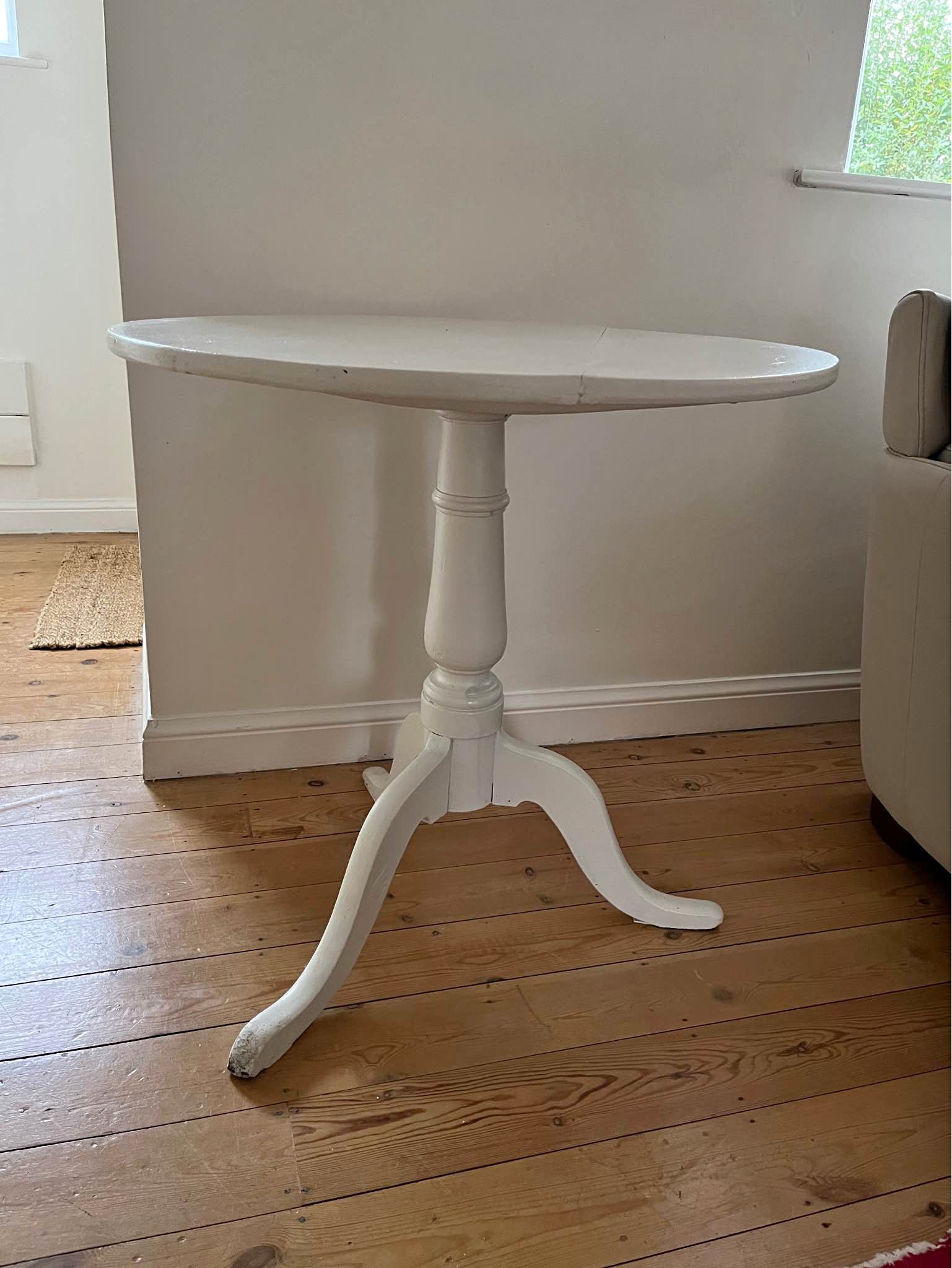 Round White Wooden Tabble - Tables - Boroughbridge | Facebook Marketplace