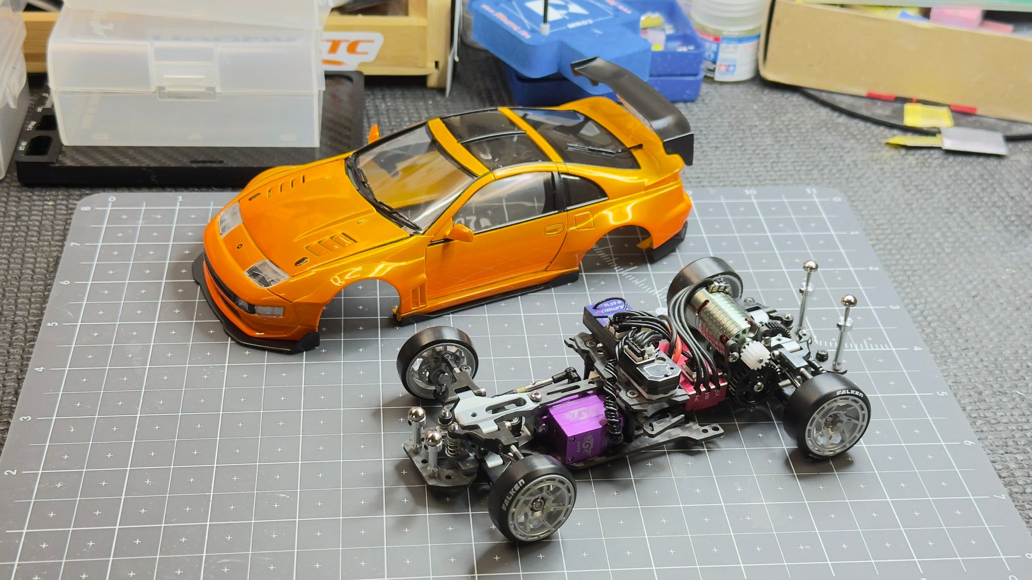 Z-1 ゴールド RCカー 1/28スケール Our Pixel Z1 on track! Hard plastic bodies with 98mm wheelbase