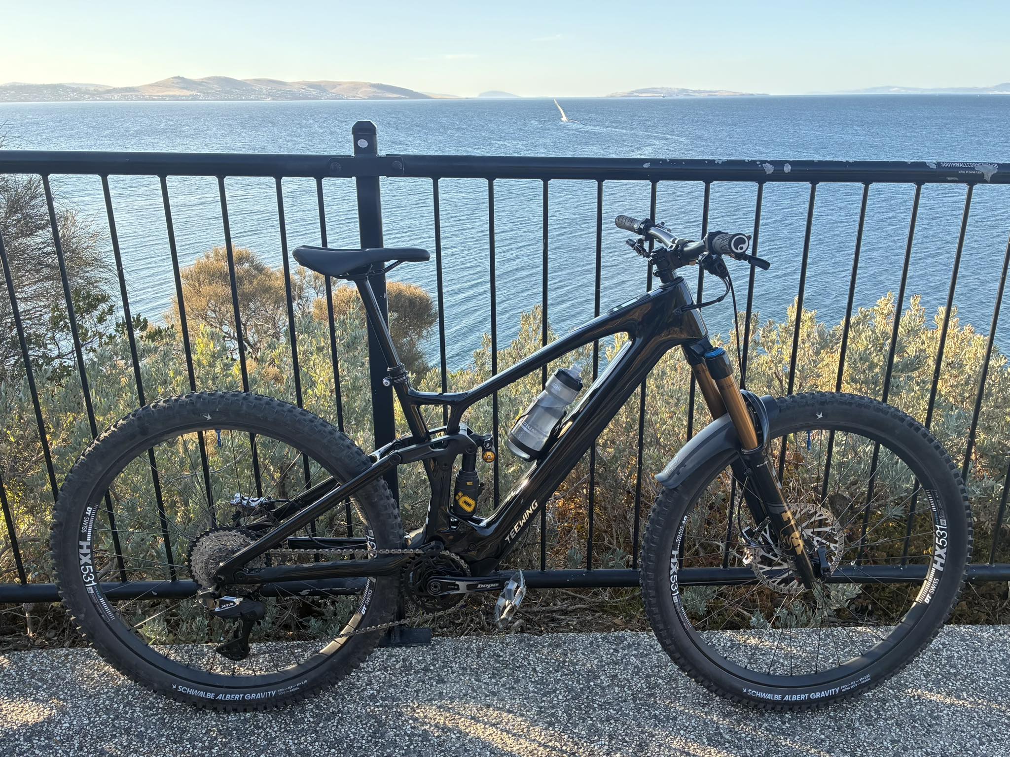 FRAME : Mondraker foxy carbon forward geometry frame (Medium 27.5