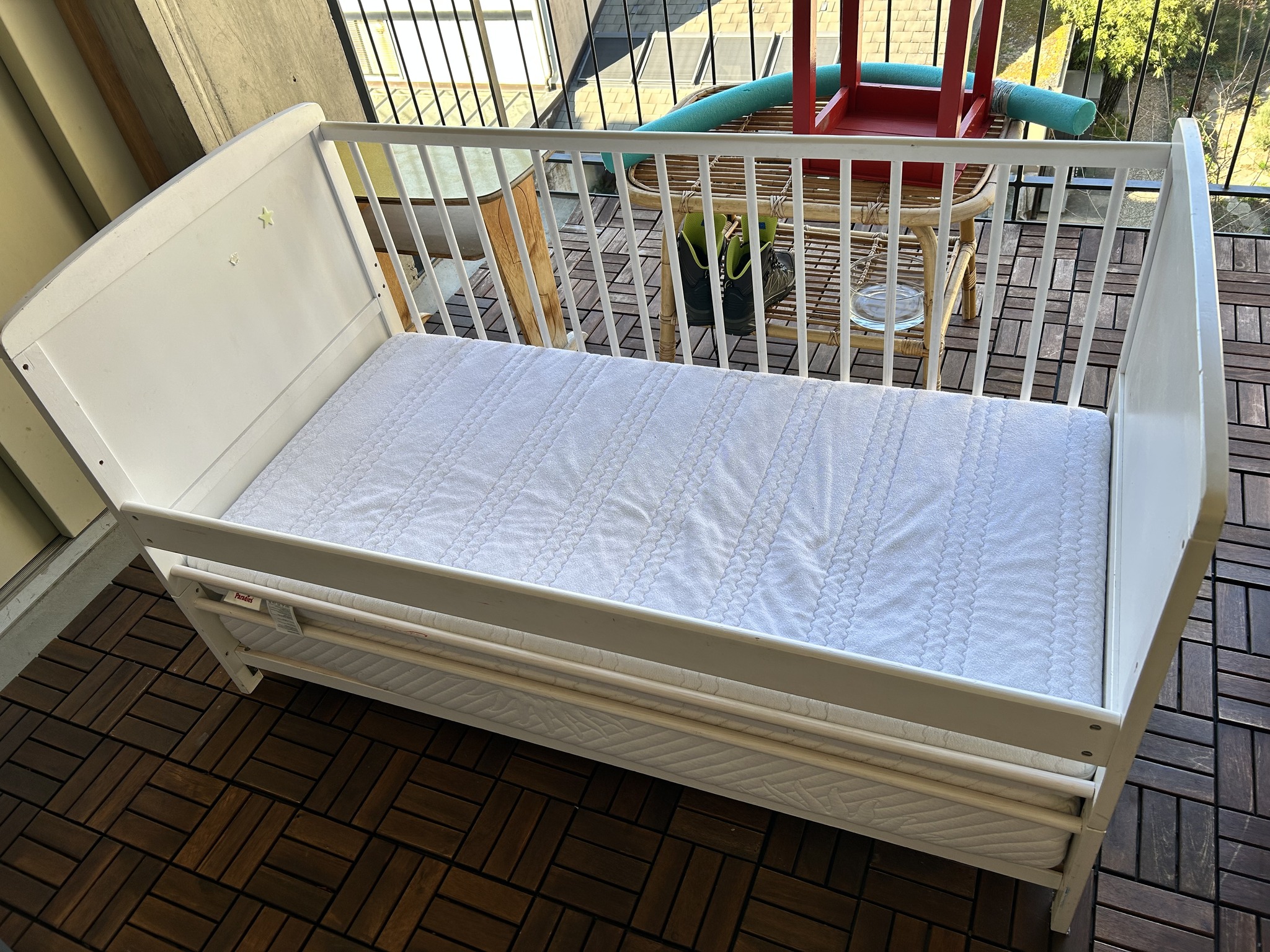 ZU VERSCHENKEN !!! Kinderbett gebraucht ( 70x140 ) Weisses Kinderbett inkl. 2 Matrazen. Ideal bis max. 5 Jahre alt. Zusätzliche Gitterwand auch dabei. Musste mit ein paar Zusatzschrauben befestigt werden, aber