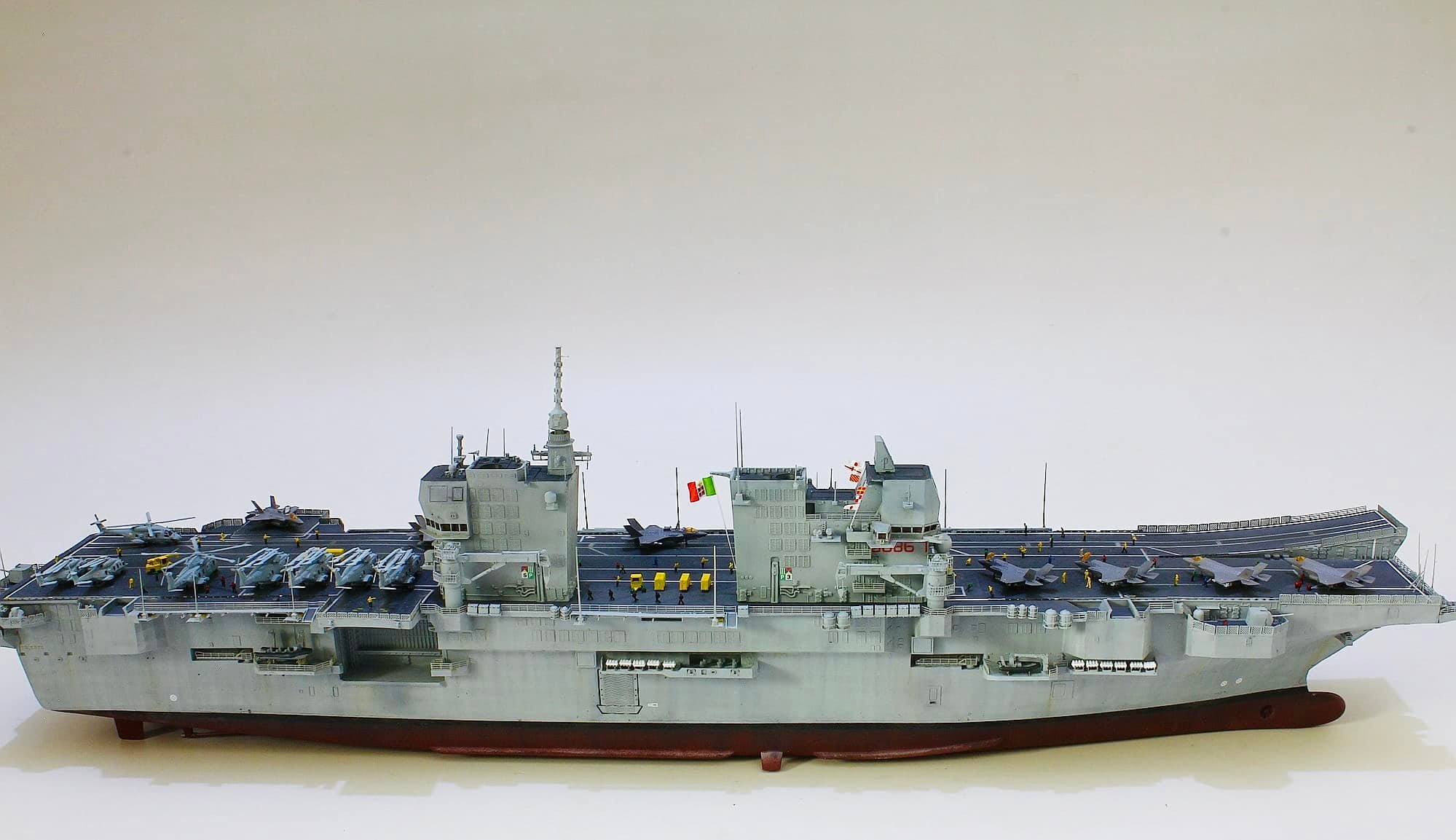 模型　1/700 1/700 義大利第里雅斯特級兩棲突擊艦