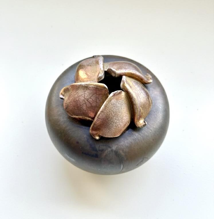 What is the maker's mark on this raku piece?