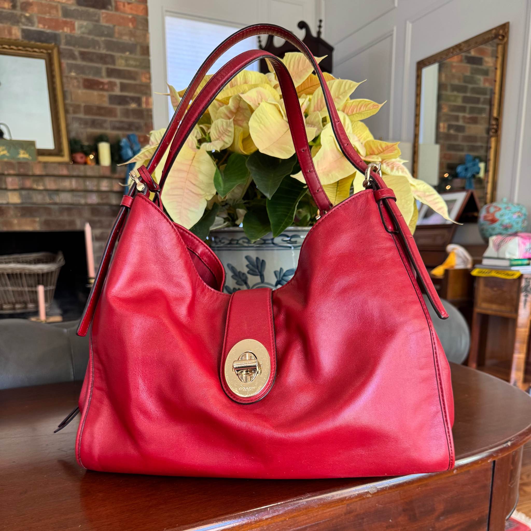 Coach Madison Carlyle bag in excellent pre-owned condition. Bright 