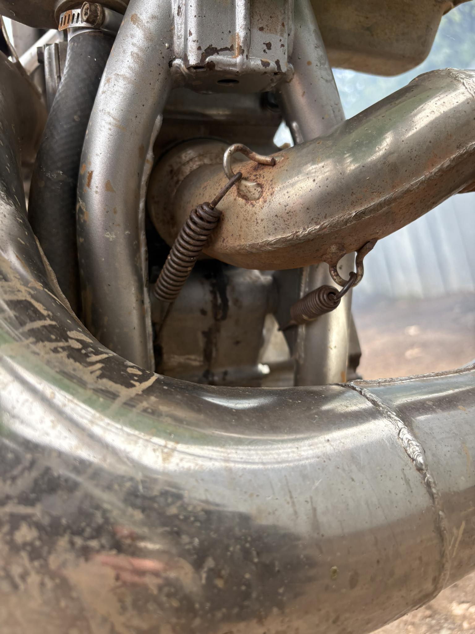 What are photos of 2005 KX250 expansion chamber to cylinder?