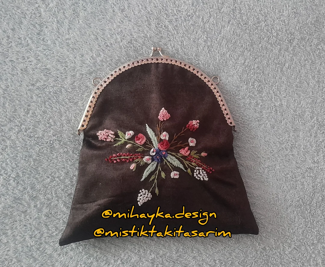 Nakışlı küçük cüzdan. Sipariş ve bilgi için @mihayka.design