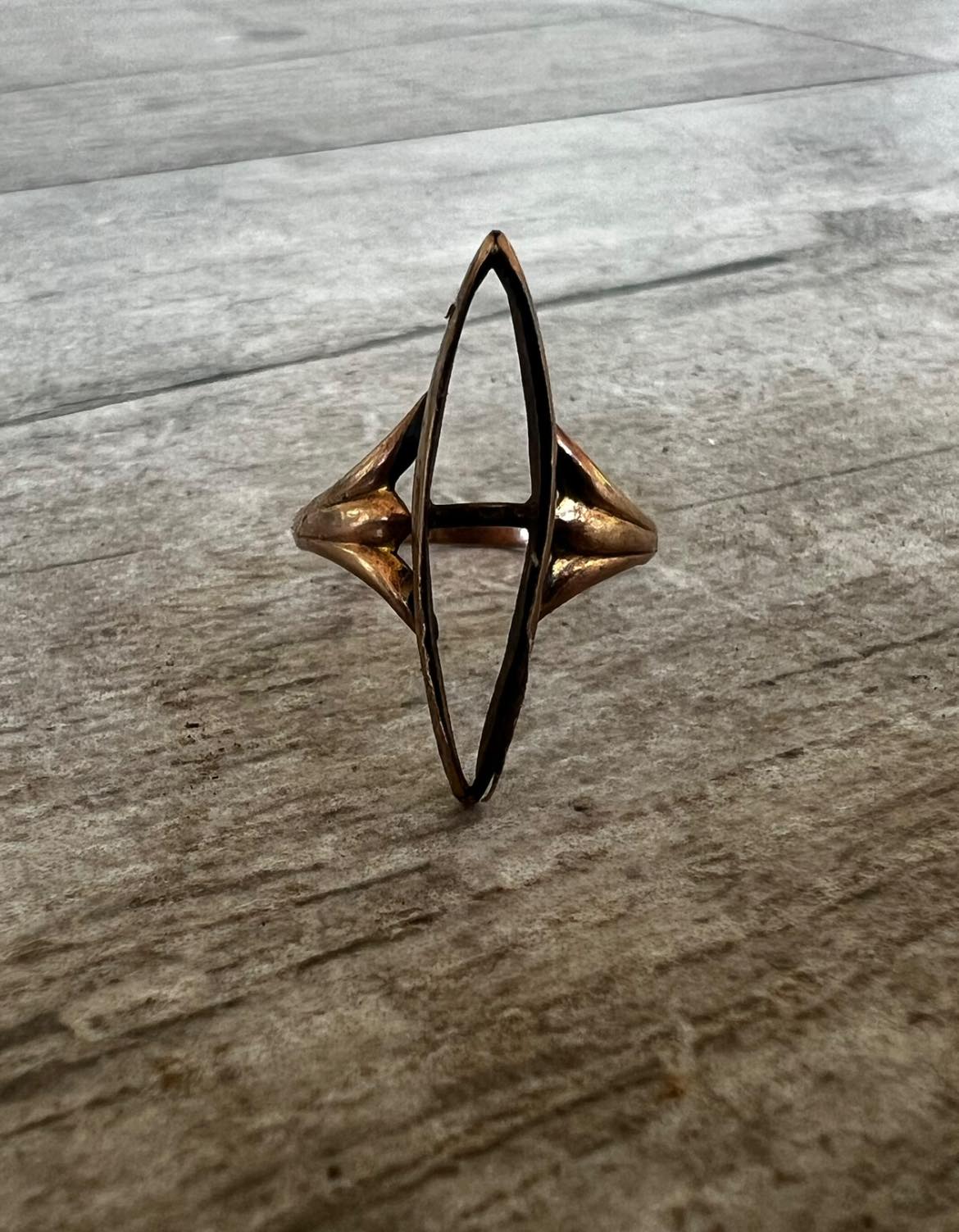 What is the origin of this 10K stamped ring with unique design?