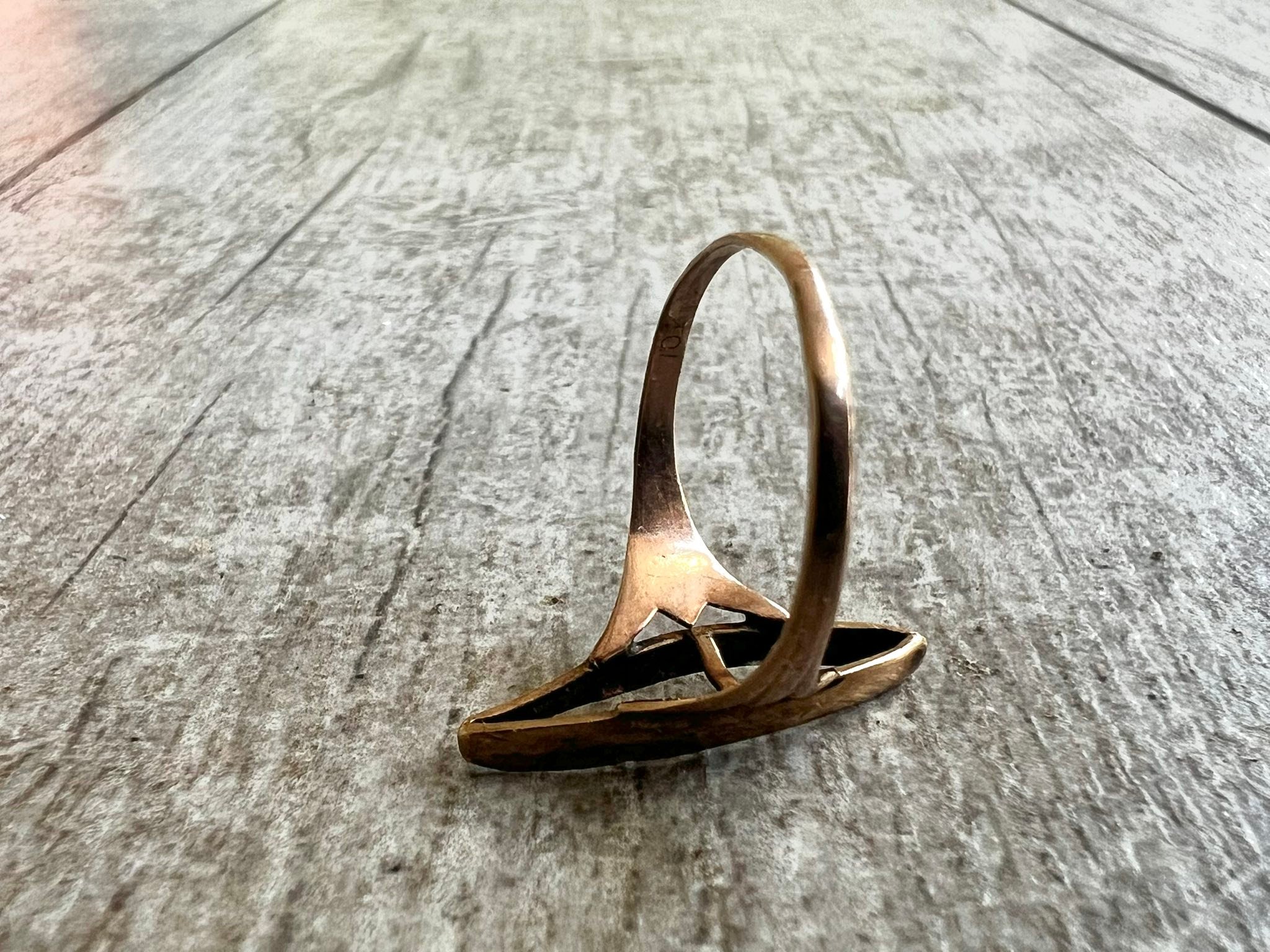 ズニ族 AndreaLonjosee作 Woodstock SilverRing What is the origin of this 10K stamped ring with unique design?