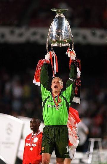Manchester United's 98-99 goalie kit advert