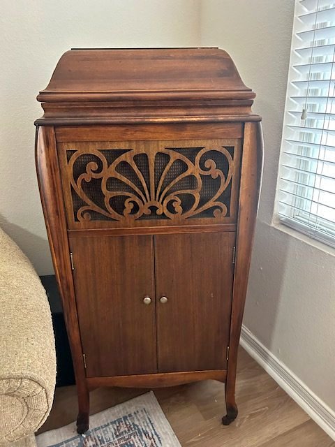 Vintage 1917 Chicago Vitanola phonograph