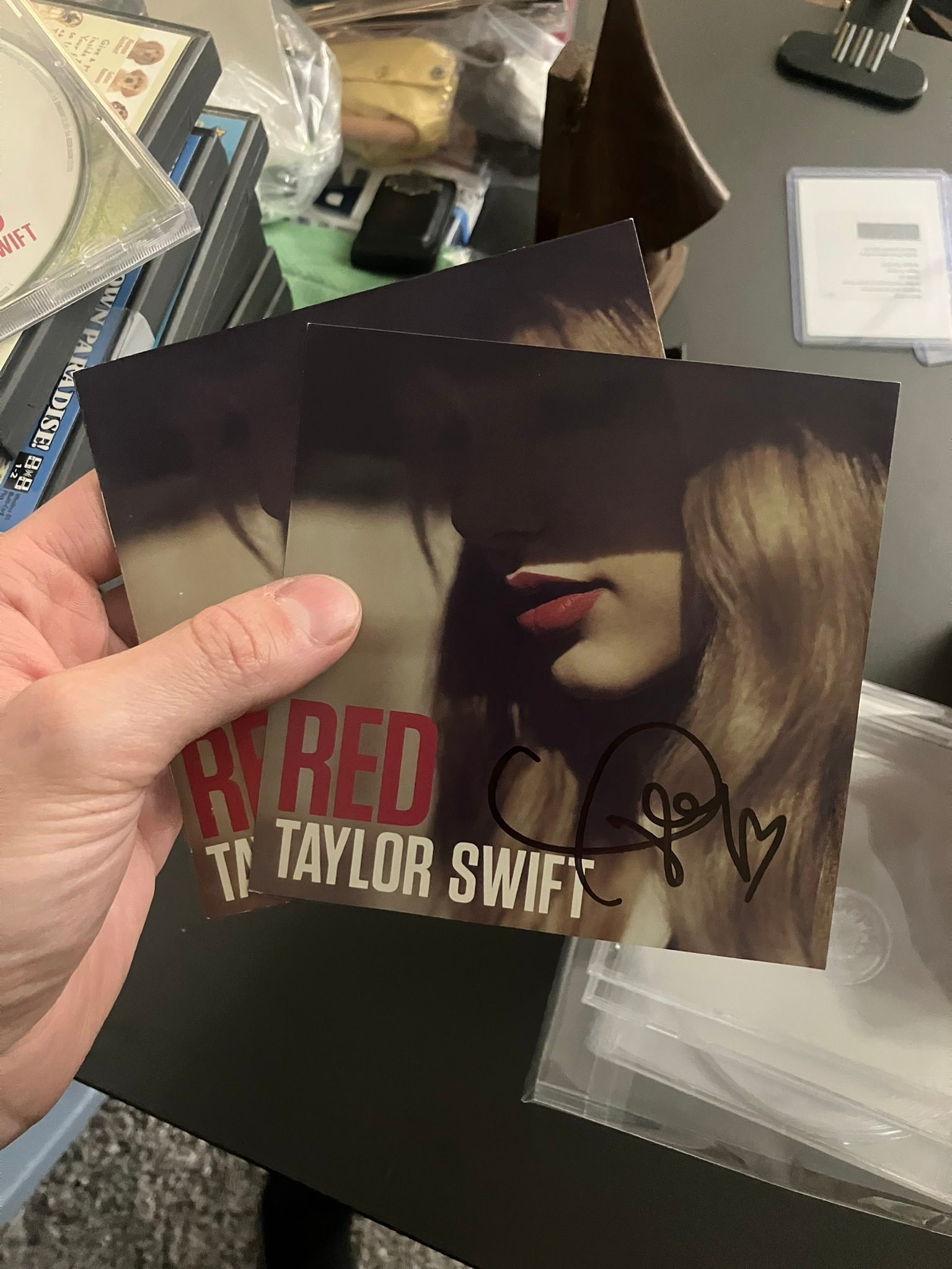 When did Taylor Swift sign RED inserts?
