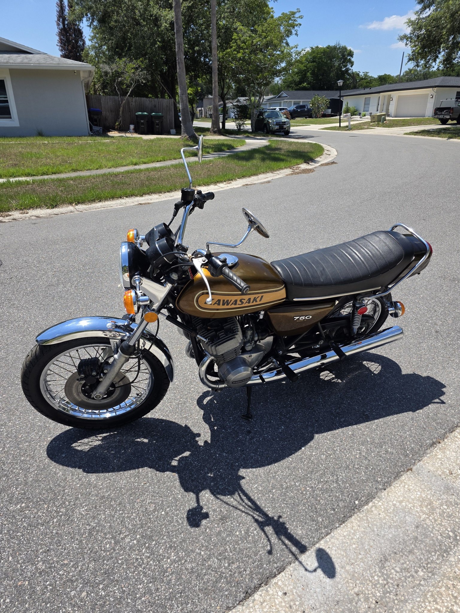 Kawasaki ZXR250 restoration in Kawasaki racing colors