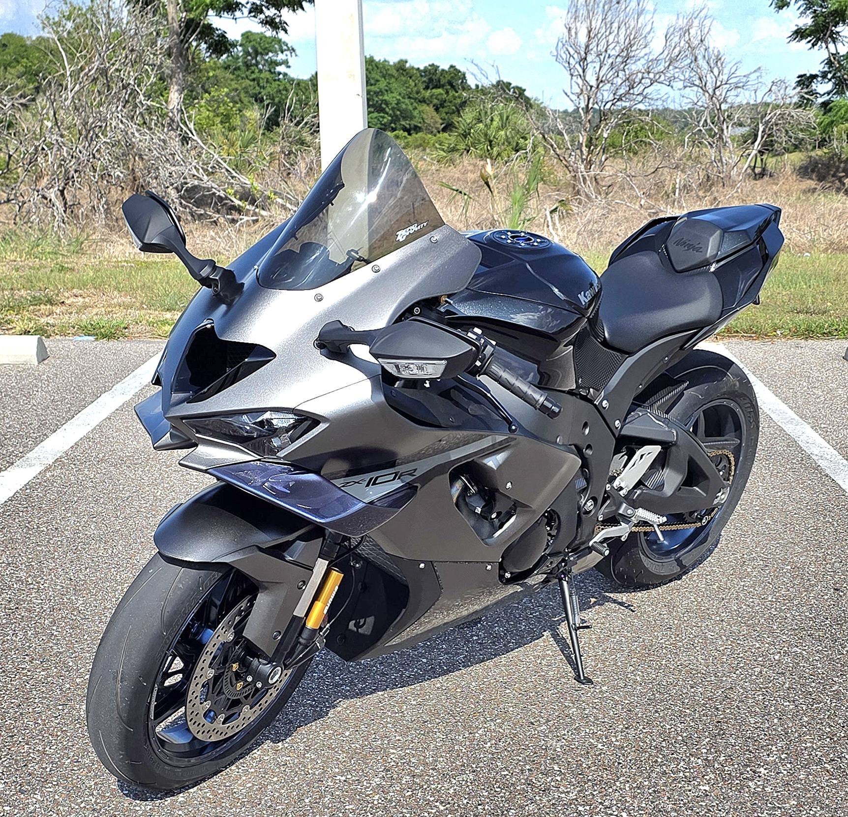 Customizing a Kawasaki Ninja ZX-10R with painted wings and decals