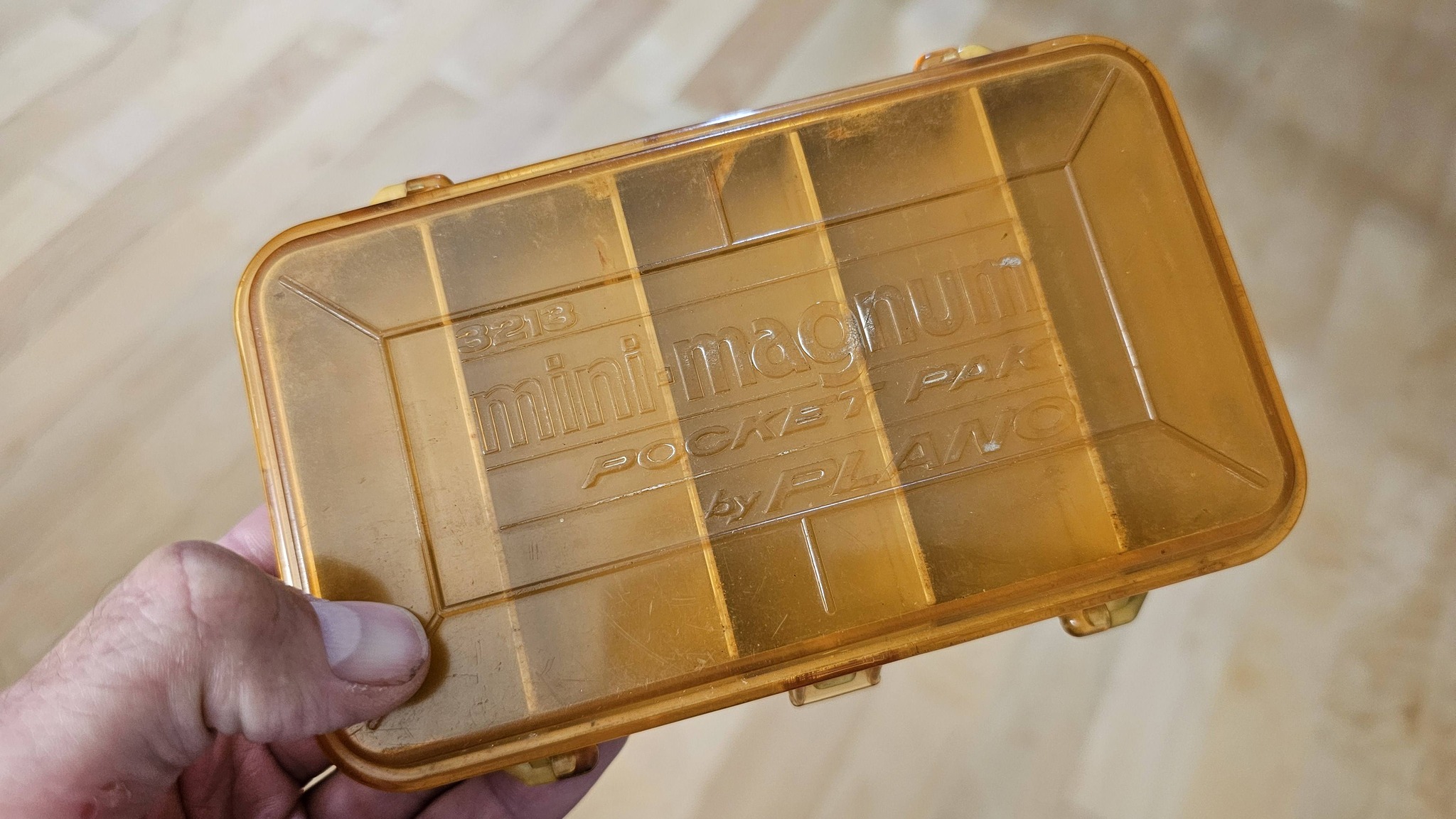 gold tackle box RUNCL Fishing Box, Waterproof Tray for Jigs Lures, Thicker Floating Tackle Utility with Adjustable Dividers, 3600/3700/Large 3700 Size : Sports & Outdoors SPECIFICATIONS SERIES MODEL STYLE SIZE (L  W  H) WEIGHT MATERIAL 35 SERIES G352 What is the old classic