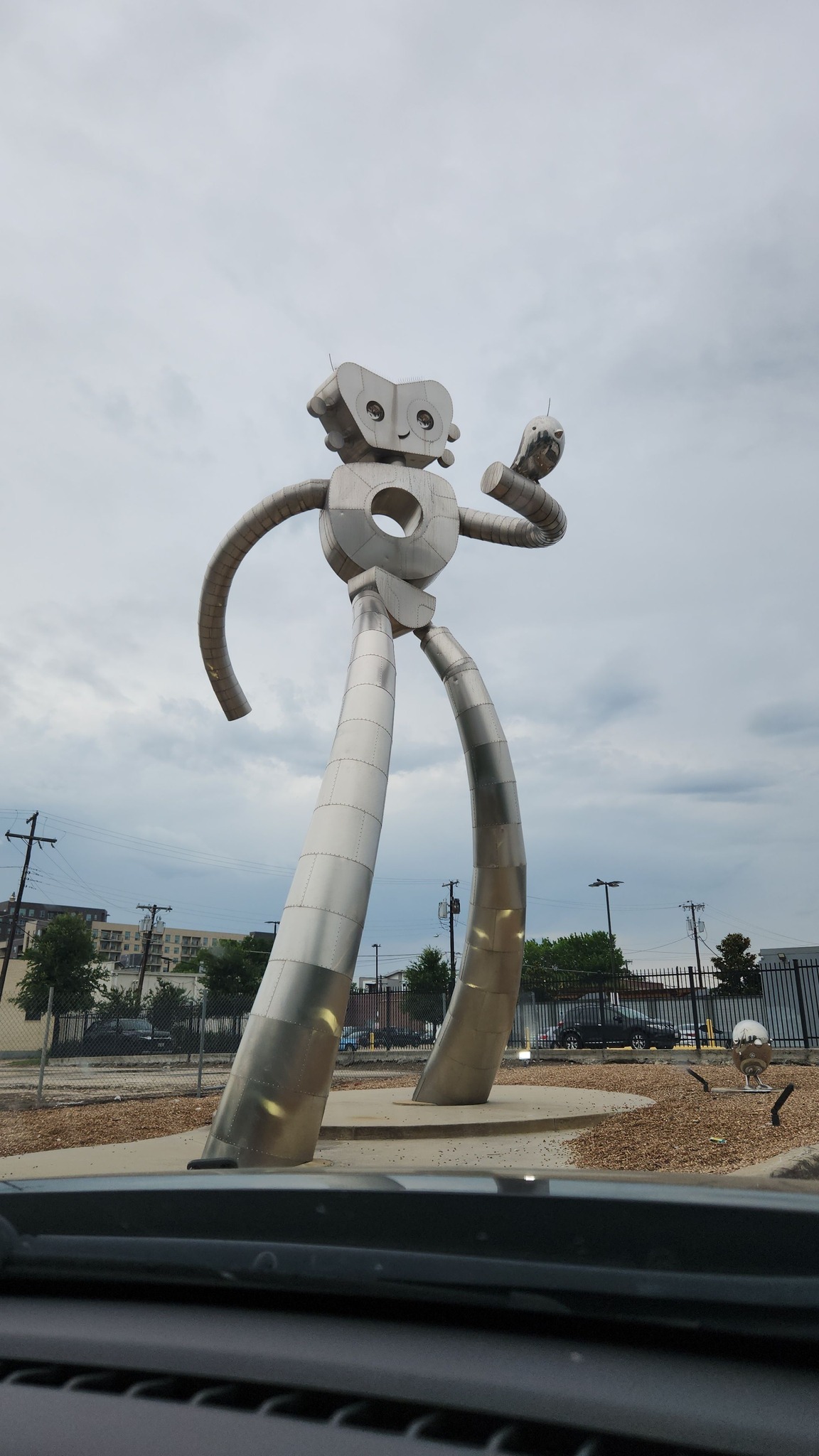 アメジスト　オブジェ Dallas' Traveling Man has been striking a pose in Deep Ellum since