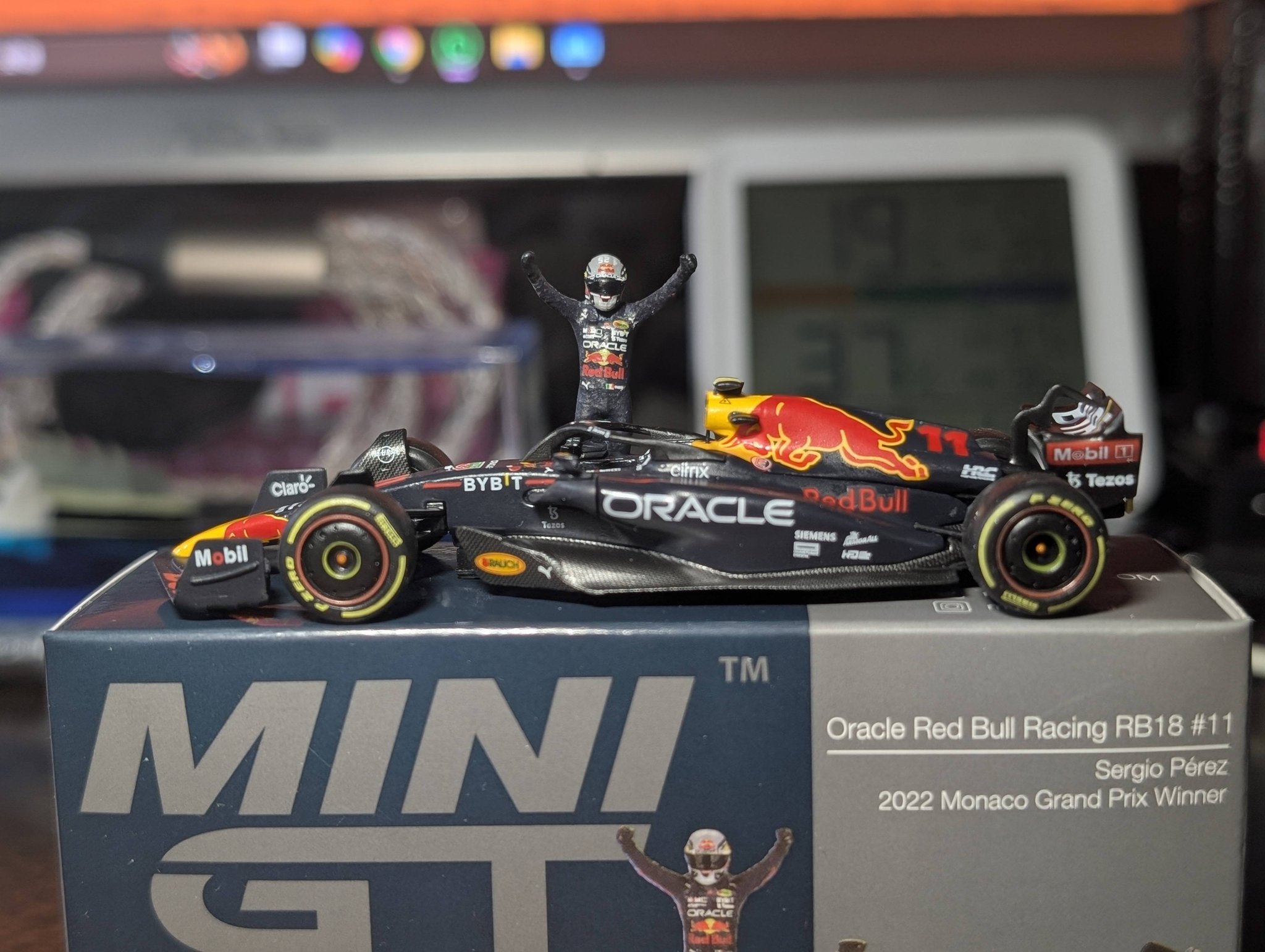 Mini GT 1:64 Oracle Red Bull Racing RB18 #11 Sergio Perez
