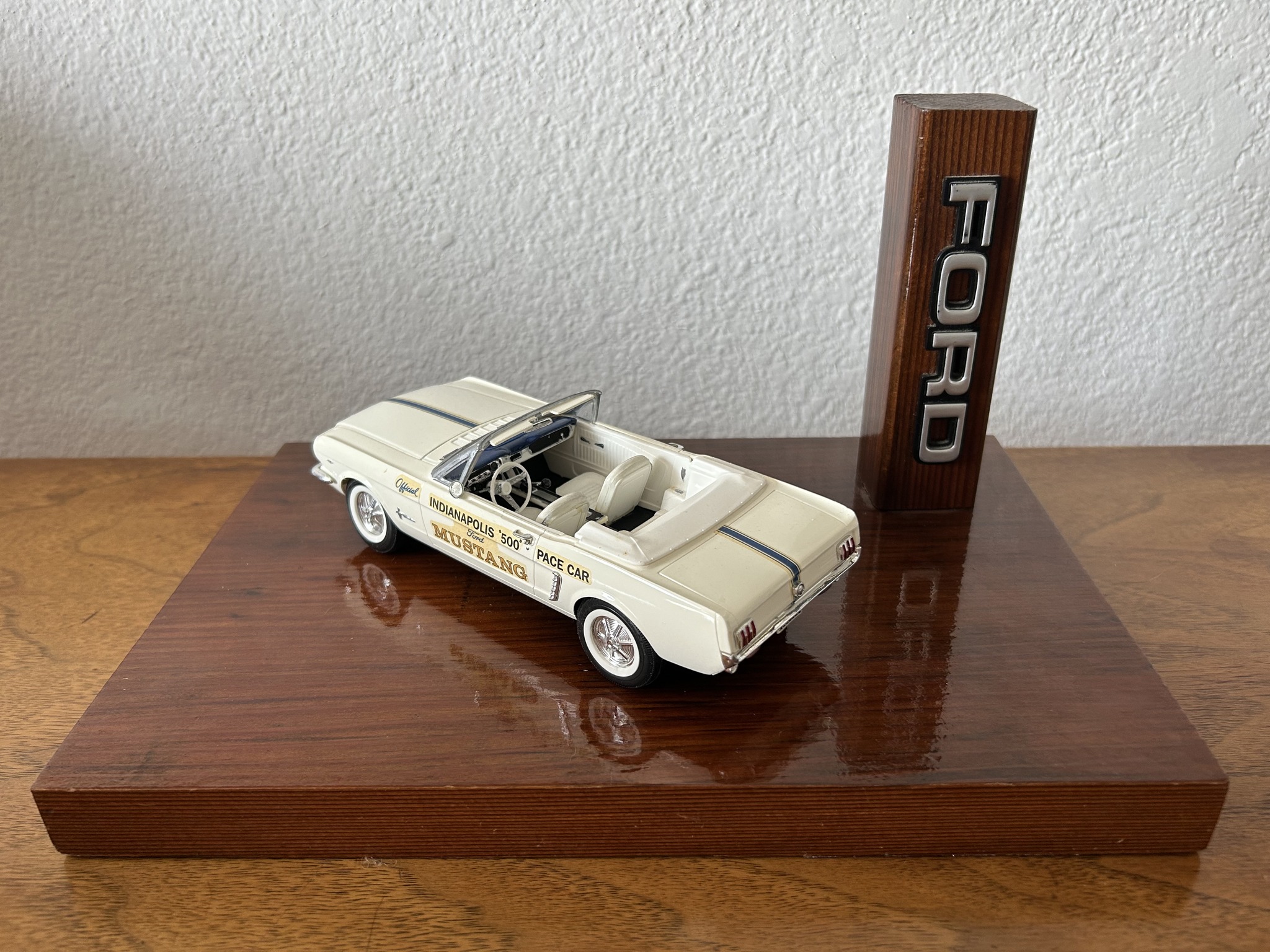Monogram 1/24. 1964 Ford Mustang, Official Indianapolis 500 pace