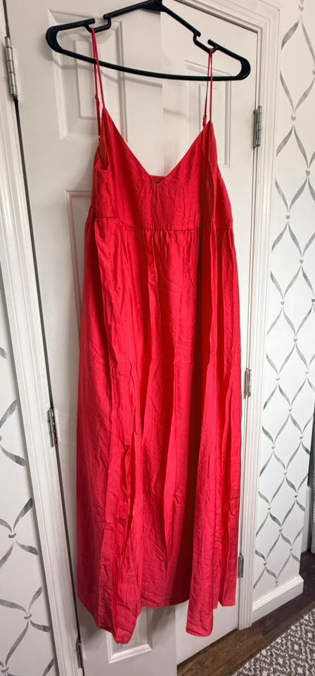 What jewelry and sandals match a hot pink dress?