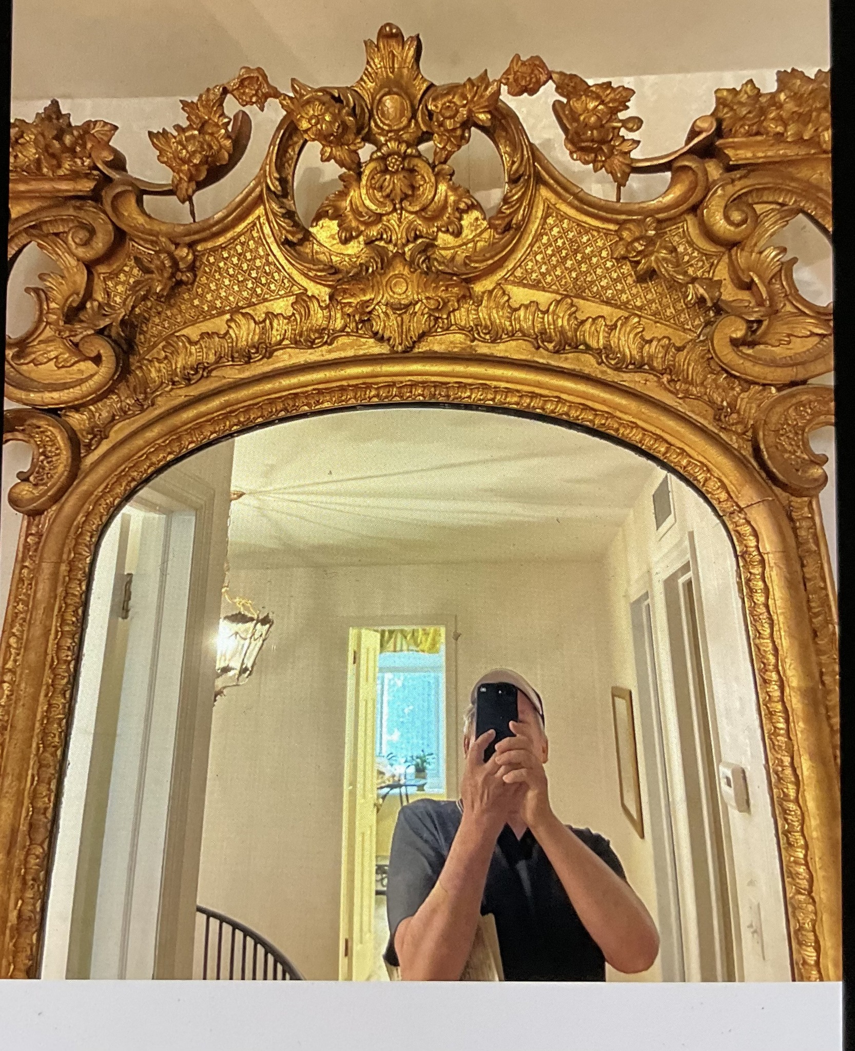 What can be learned about a 1855 New York City mirror?