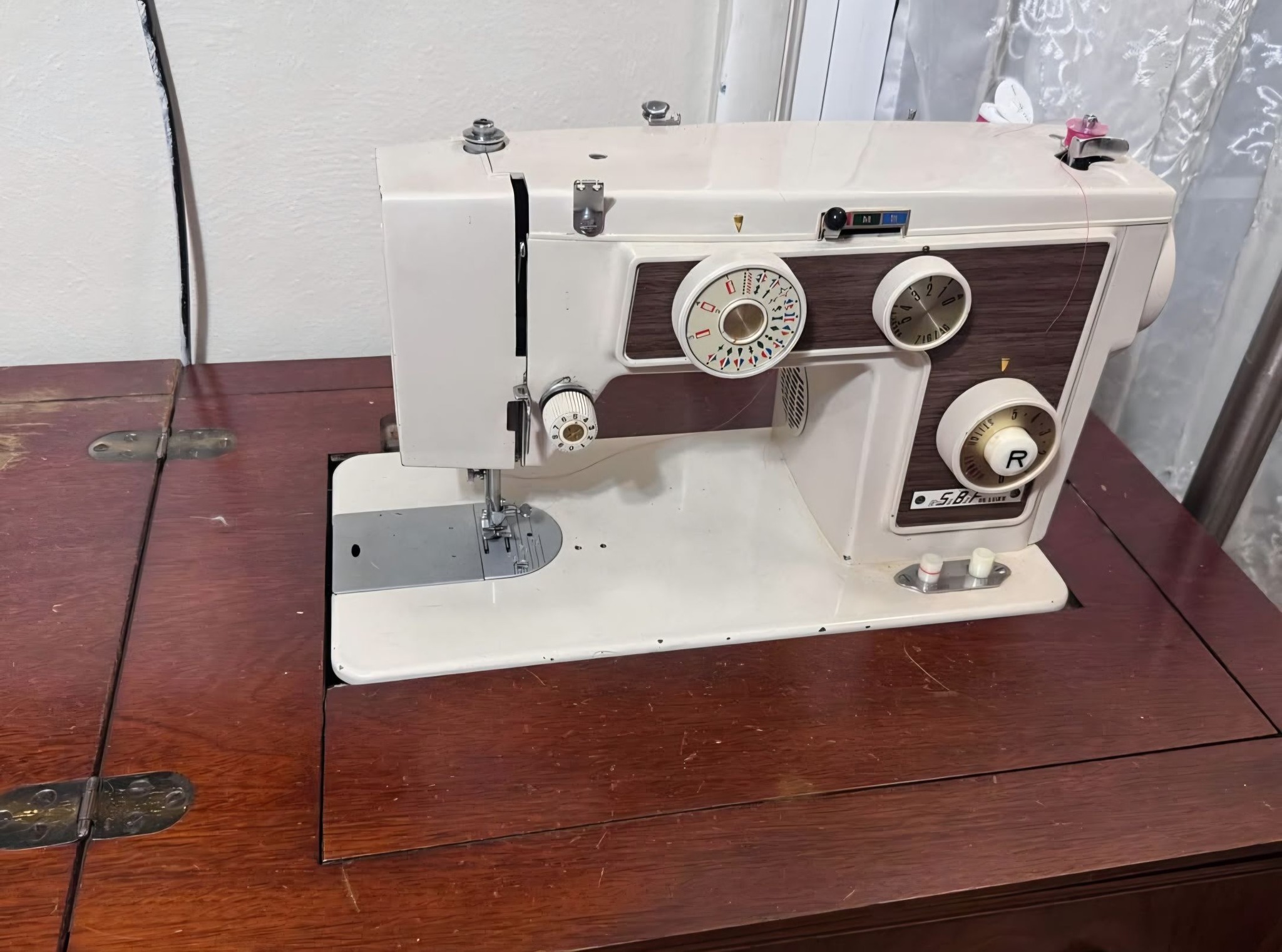 Fleetwood Deluxe Zig Zag sewing machine information?