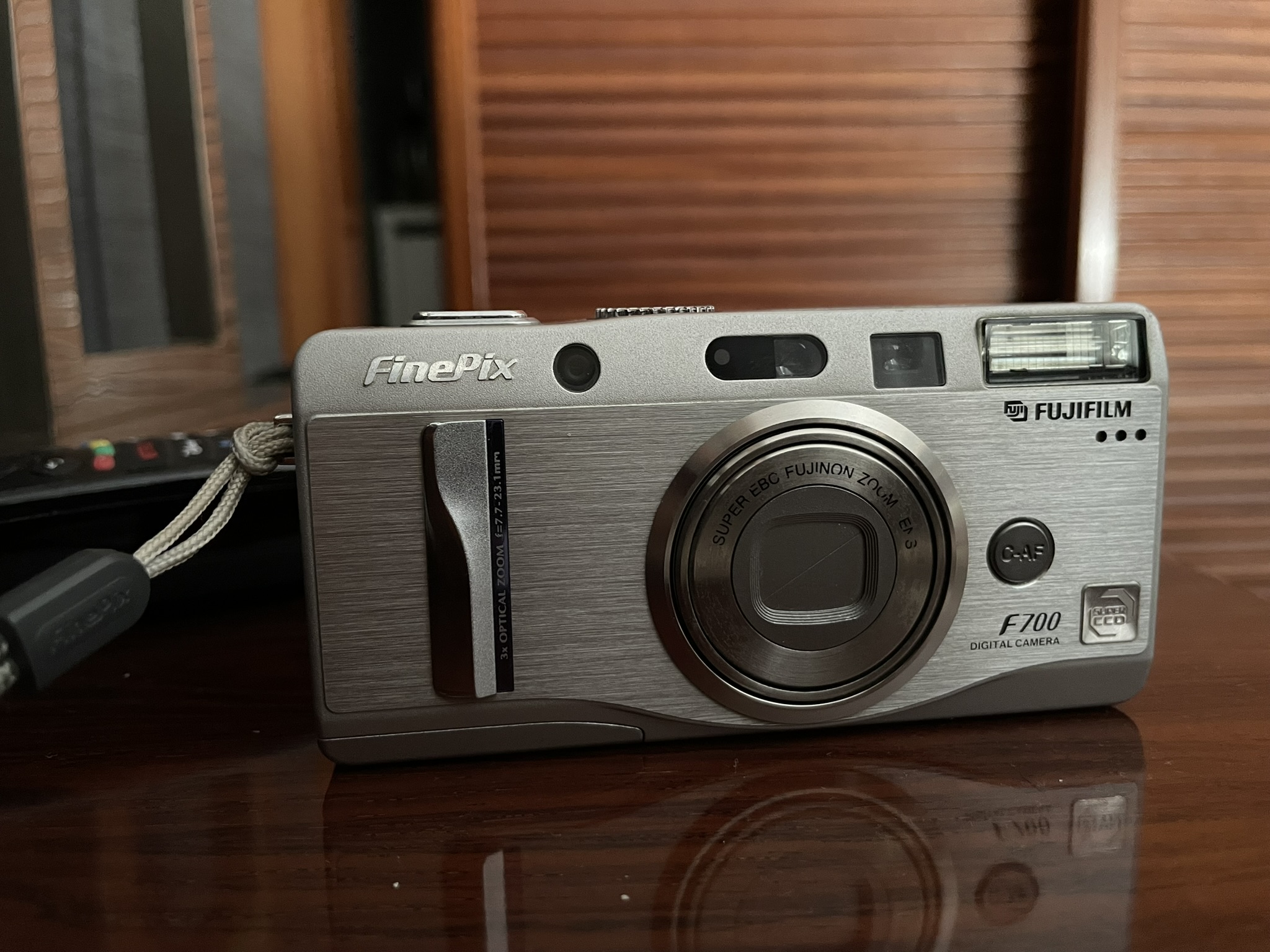FinePix F700 SuperCCD camera review after 22 years