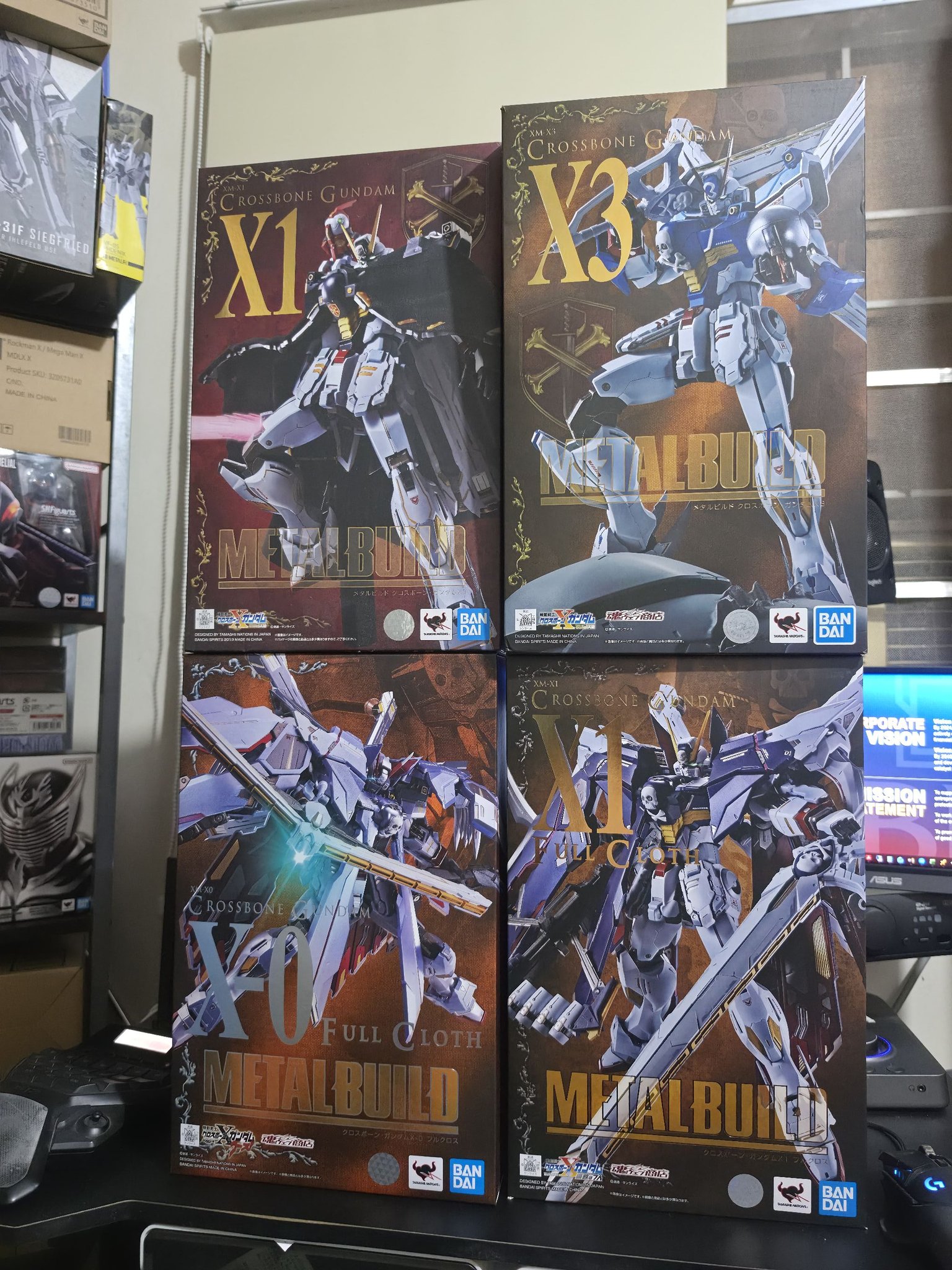 Seabook/Kincaid & Tobia/Curtis Crossbone Gundam units