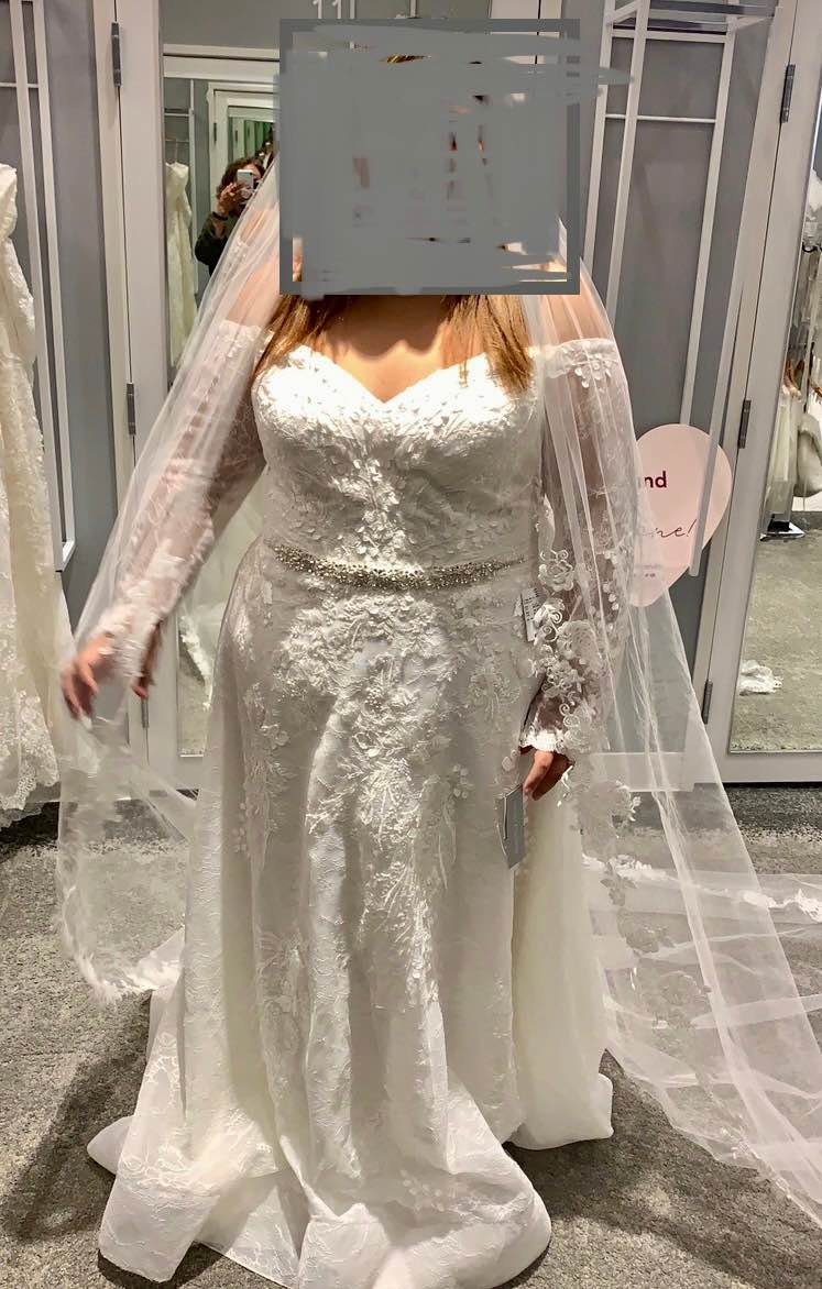 fitted lace wedding dress Never Worn Oleg Cassini CWG947 main image 0