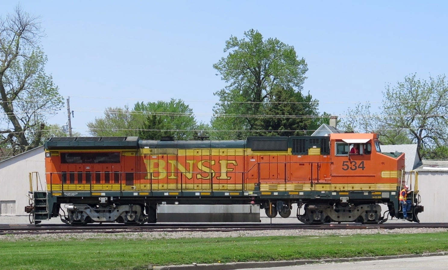 BNSF Dash 9 1050 with heritage paint scheme
