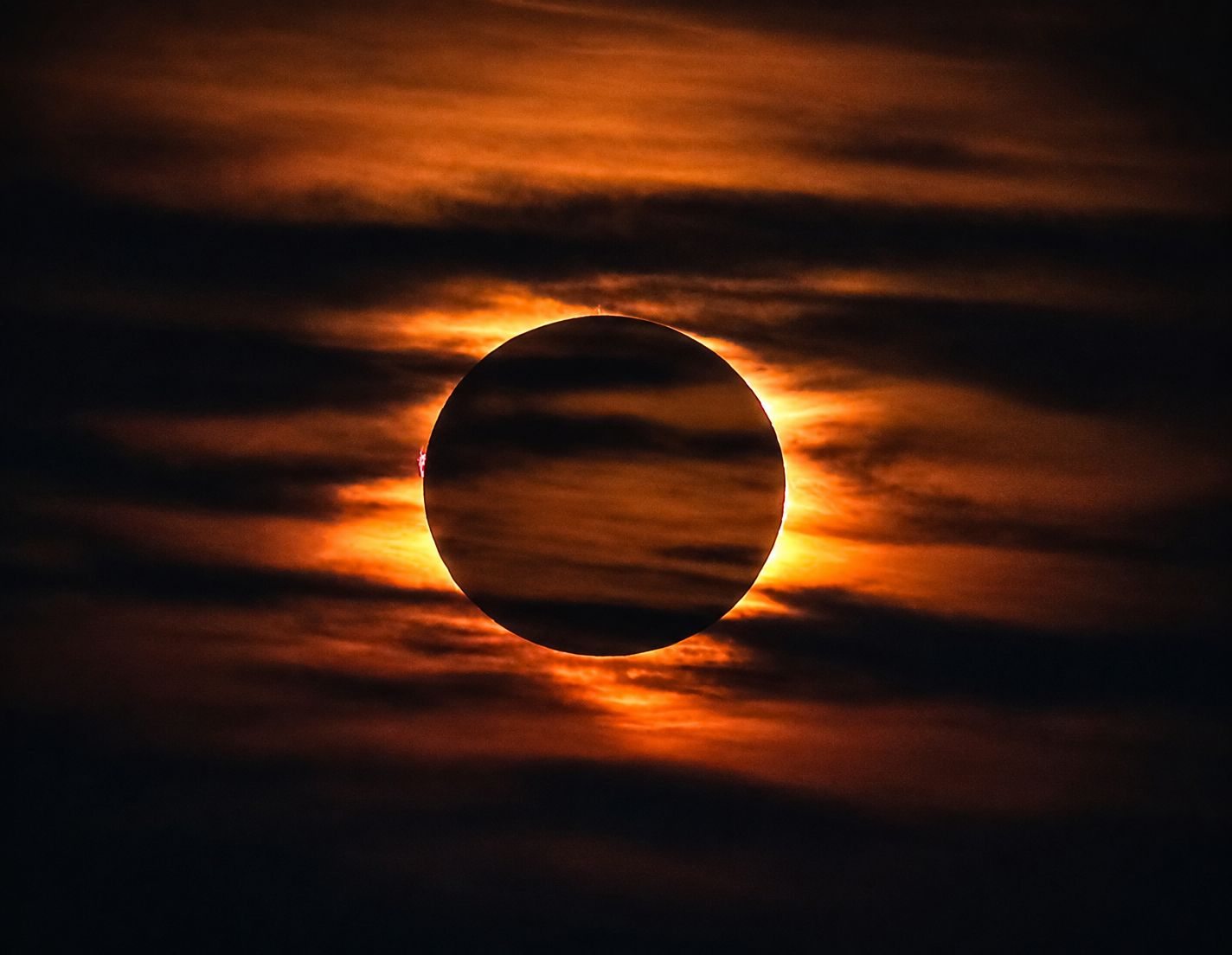 8月12日のHα太陽像 今夜13日夜半にこの太陽が皆既日食となります。残念