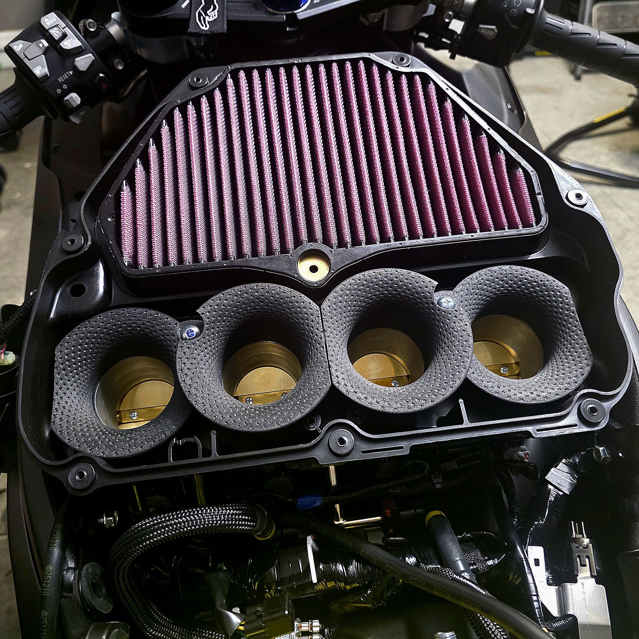 Gen 3 zx10 in for valve adjustment and street tune👍 Currently