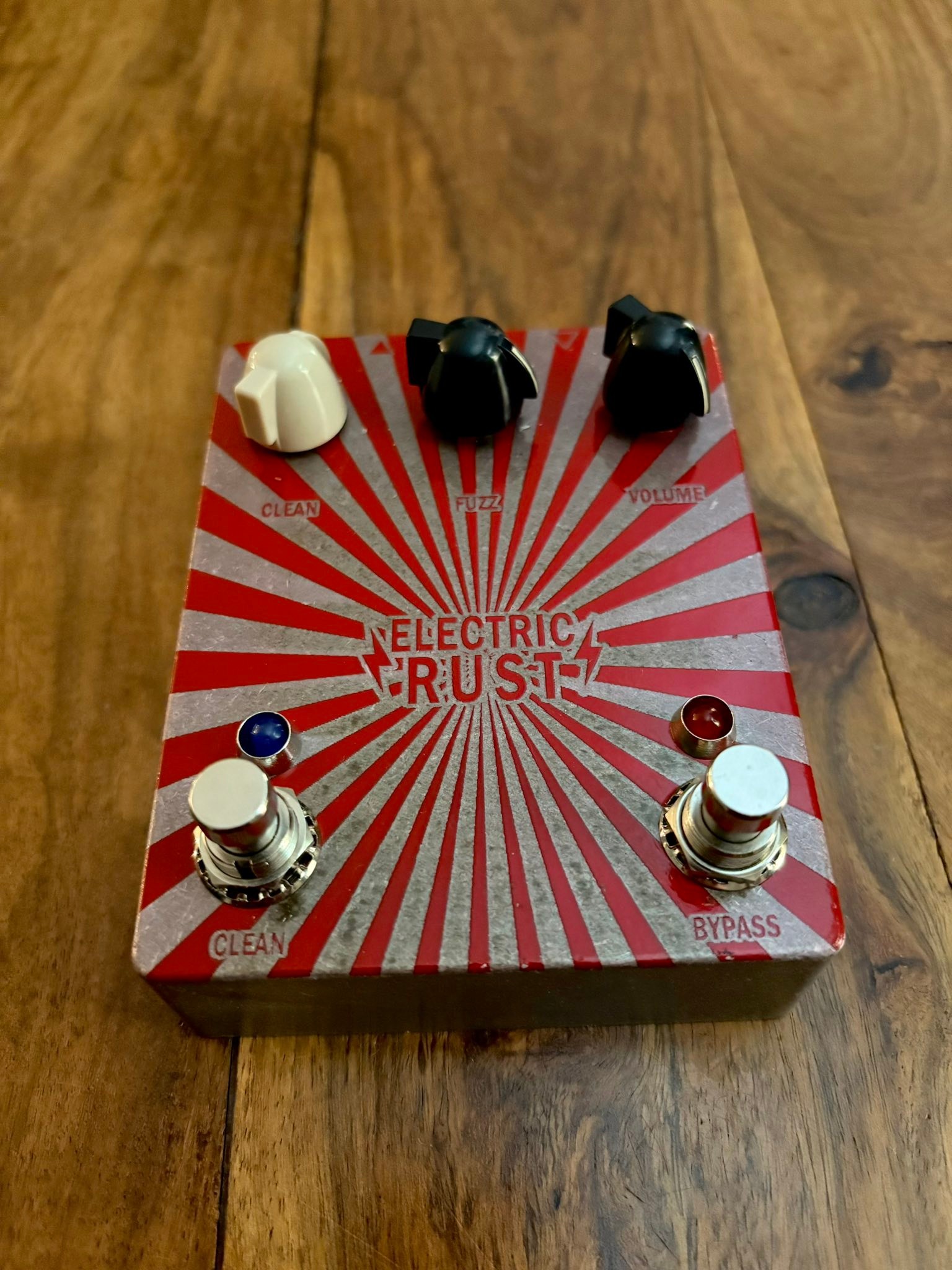 Silicon fuzz face pedal with clean channel