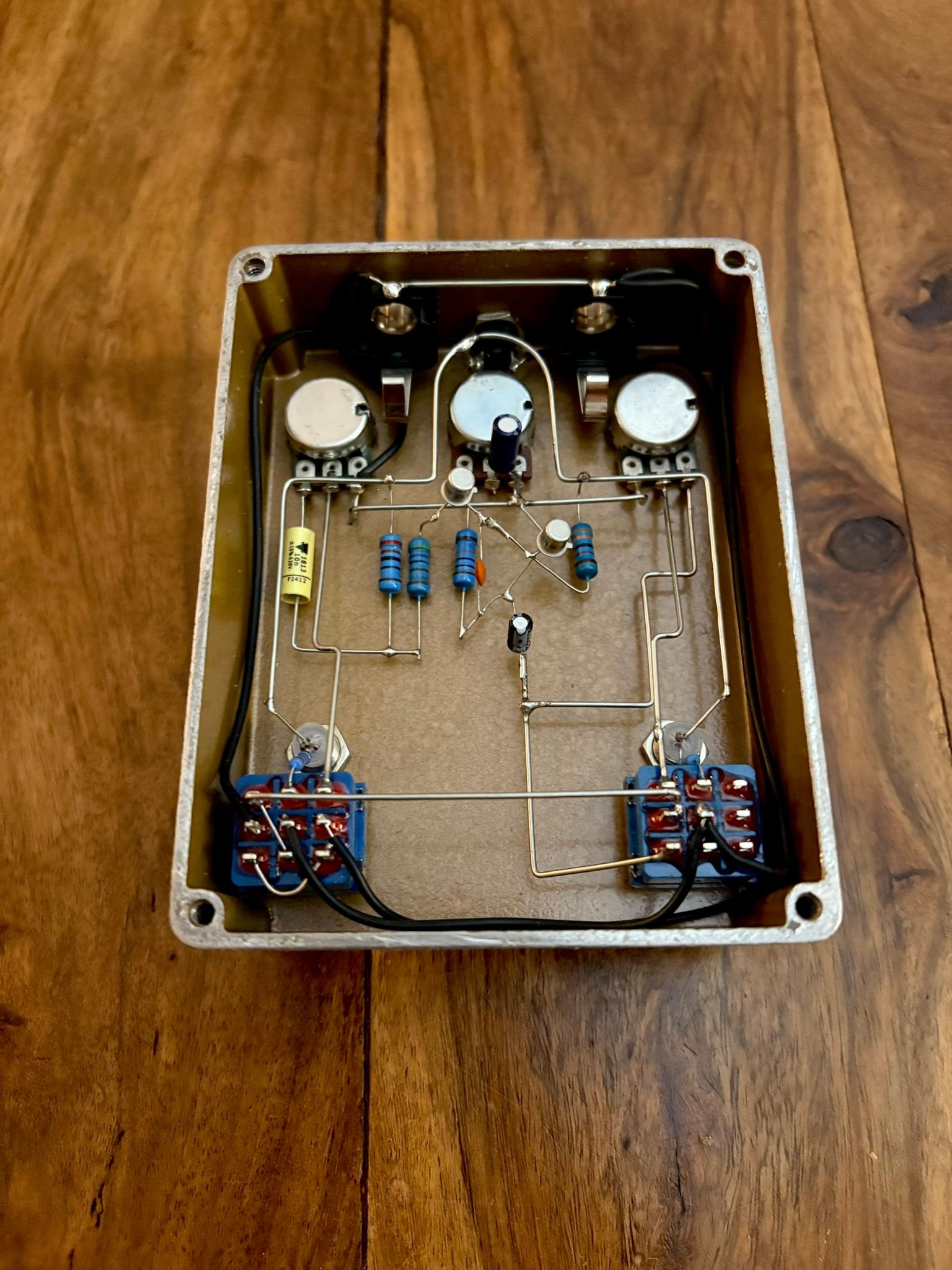 Silicon fuzz face pedal with clean channel