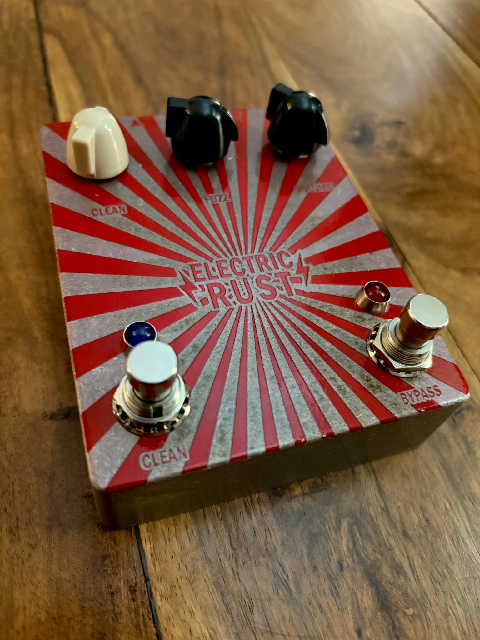 Silicon fuzz face pedal with clean channel